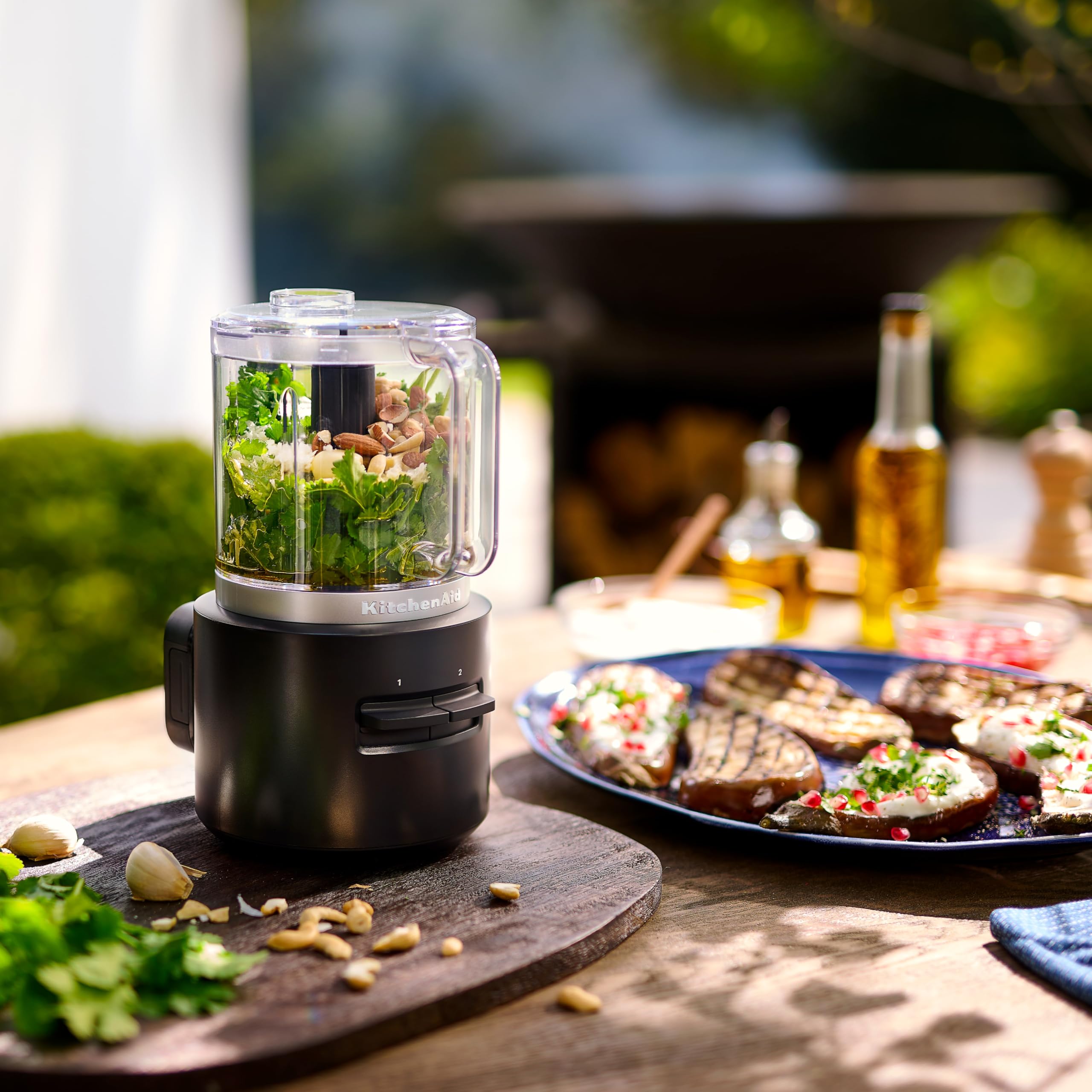 KitchenAid Kabelloser Zerkleinerer - Go Cordless - 1,18L - 2 Geschwindigkeiten und Pulse - Mit Edelstahlklinge und Schneebesen - 25 Minuten Nutzungsdauer pro Ladung - Schwarz - Mit Akku