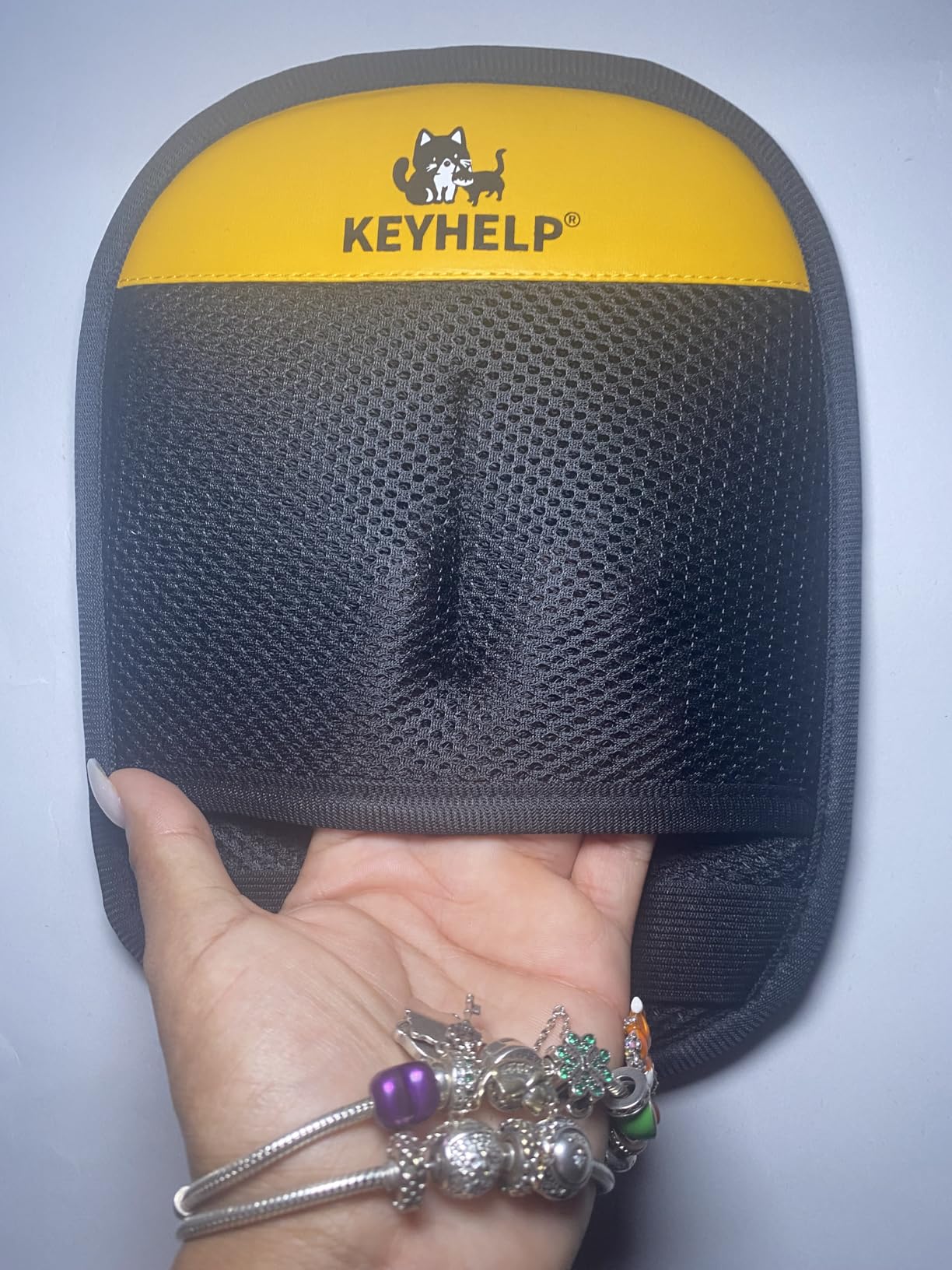 It removes pet hair very effectively.