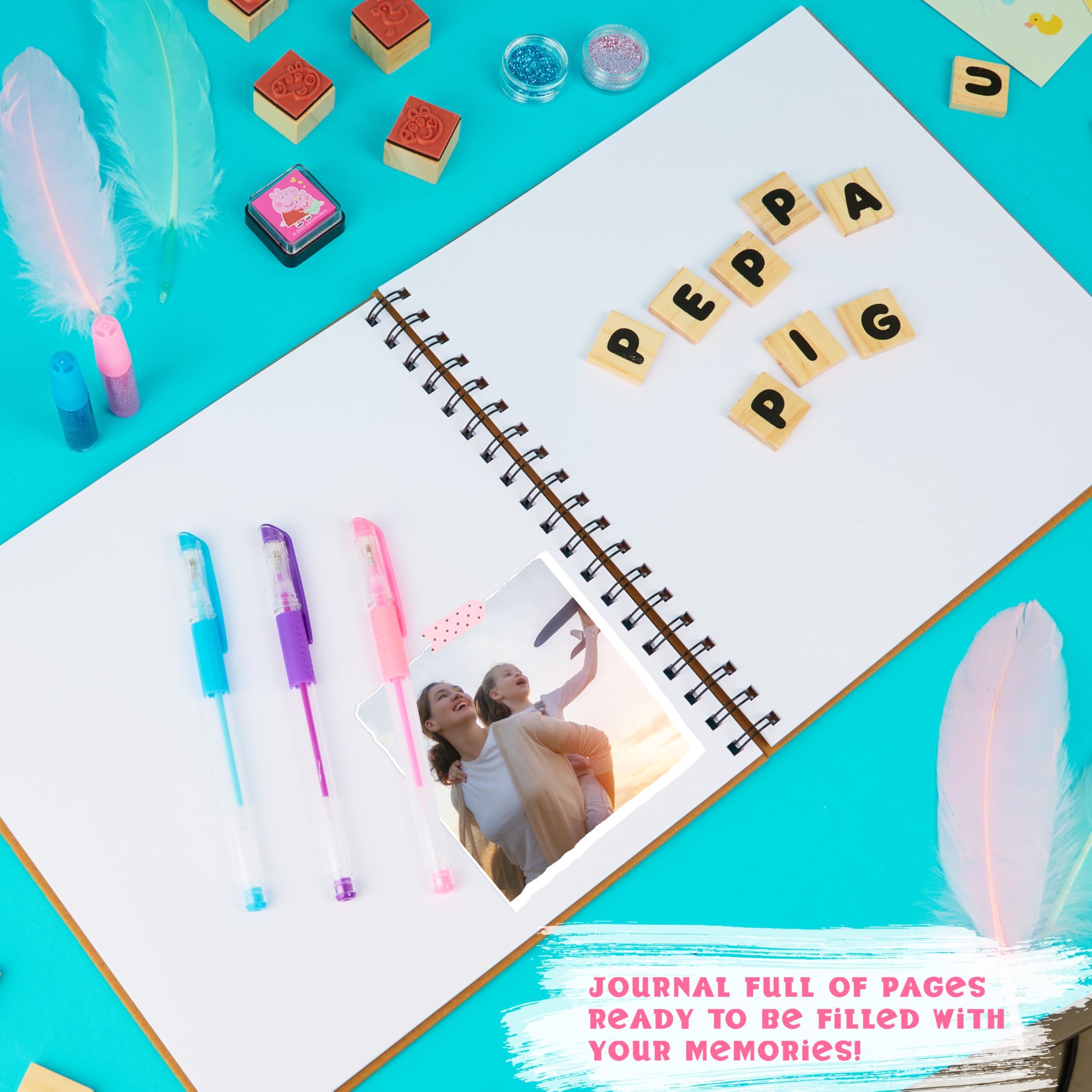Peppa Pig Kit Scrapbooking Enfant 51 Pièces, Loisirs Créatifs avec Carnet, Autocollants Enfants, Stylos Gel, Paillettes, Tampons et Accessoires