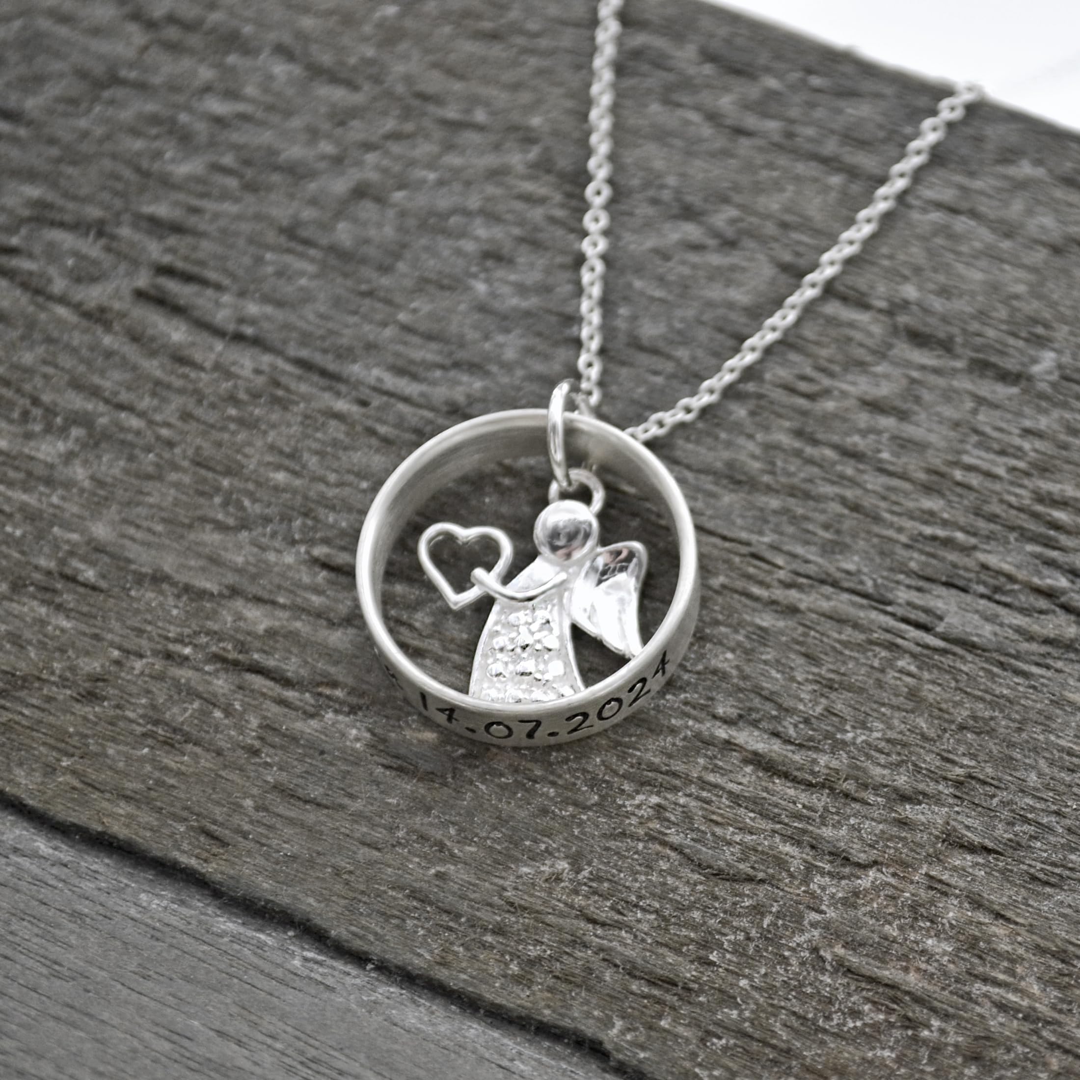 Personalisierte Schutzengel Kette Silber 925 mit Gravur-Ring – Damen & Kinder Halskette mit Engel-Anhänger & Herz – Individuelles Taufgeschenk, Kommunion oder Geburtstag – Durchmesser 20mm