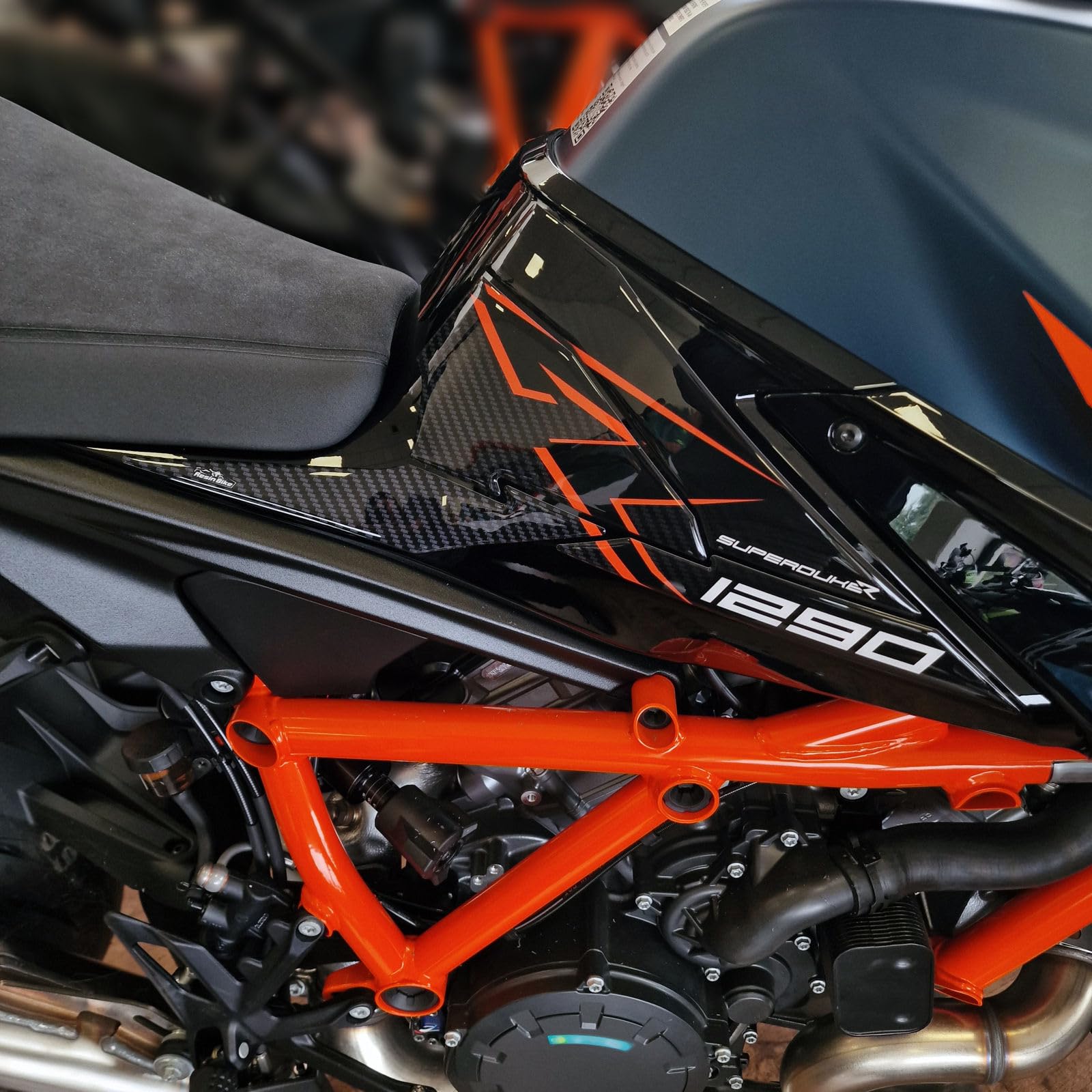 Resin Bike Autocollant Moto Compatibles avec KTM 1290 Super Duke R 2022-2023. Protections Latérales de Réservoir Contre Les Chocs et Les Éraflures. Autocollant 3D Résinés Made in Italy