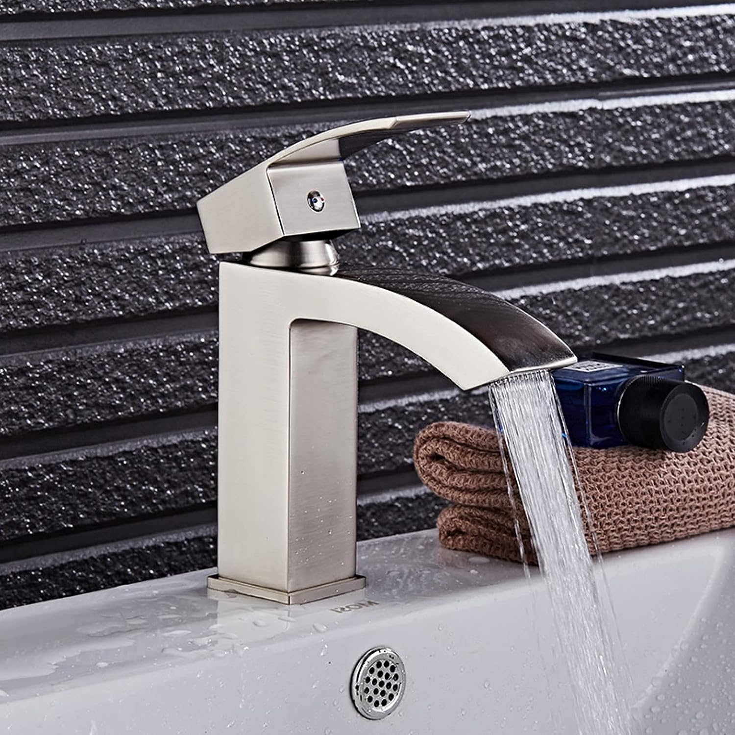 Sqaure 浴室のシンクの蛇口温水冷水ミキサータップクレーンデッキ