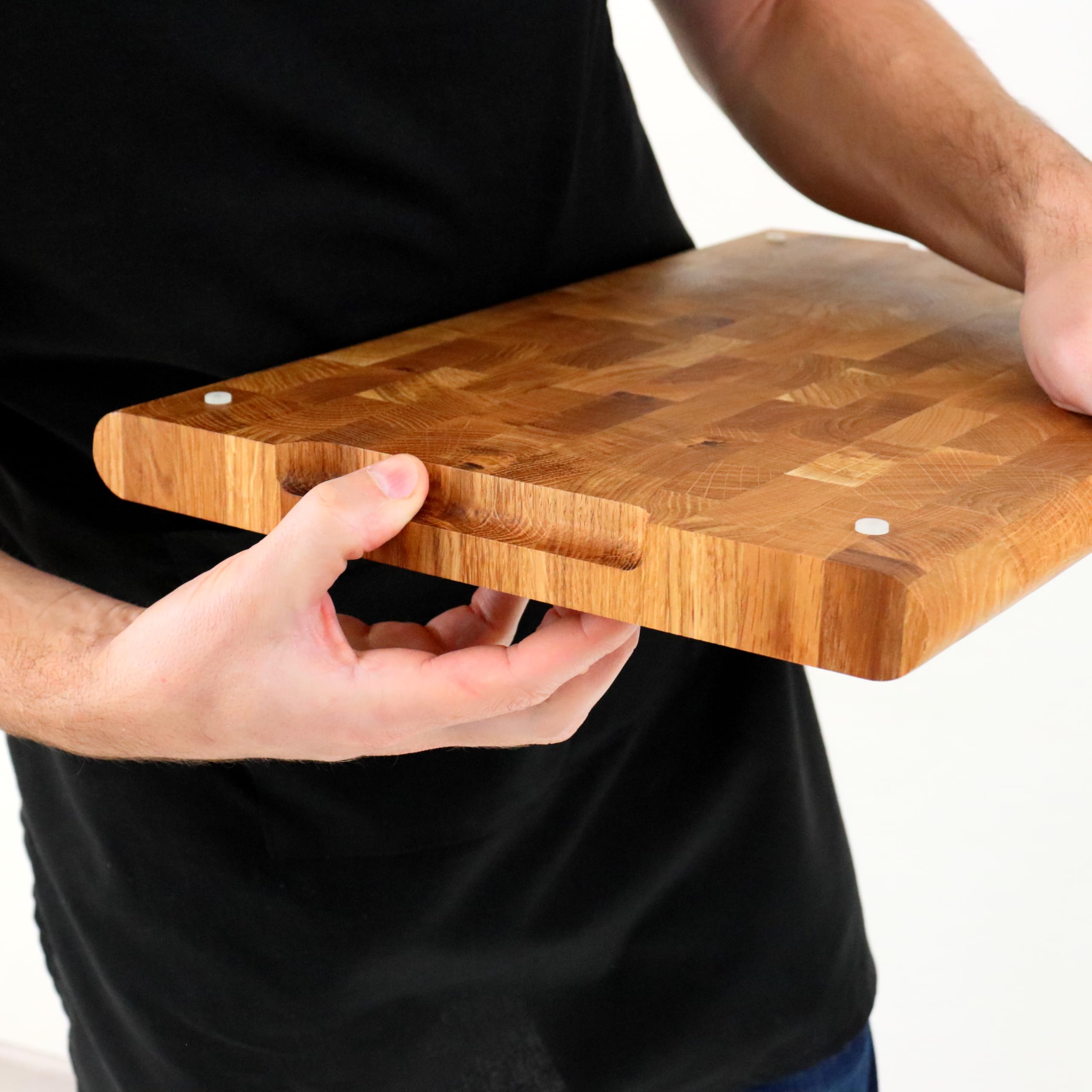 B4K® Schneidebrett 35 × 25 cm aus Eichen-Stirnholz Inkl. Ständer | Hackblock mit Ständer, Abgerundete Kanten, Rutschfest mit Silikonfüßen, Griffmulden, Ideal für Küche & BBQ