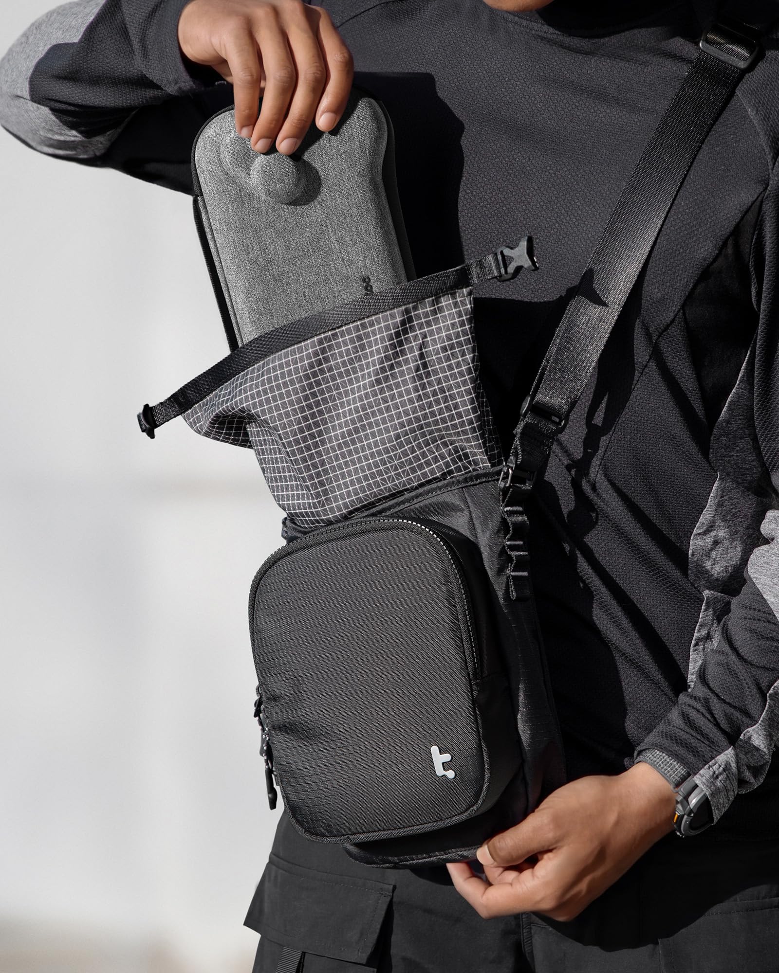 tomtoc Sling Bag per Custodia Slim per Console di Gioco Portatili, Borsa a Tracolla da Viaggio per Steam Deck, ROG Xbox Ally X, Switch 2, PS Portal, Borsa Roll-Top per Cavi di Ricarica e Accessori