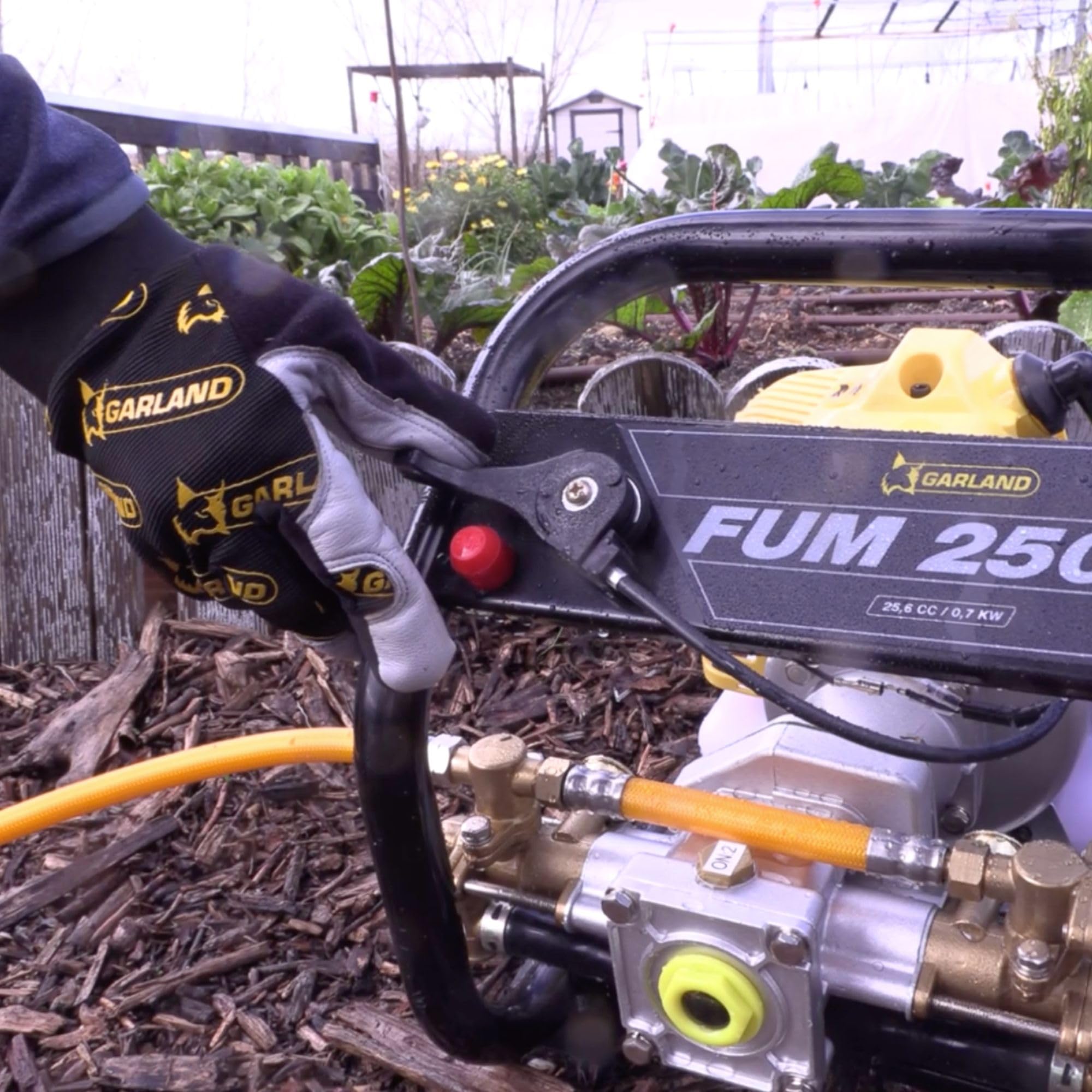 Garland FUM 250 G-V19 – Fumigador a Gasolina 25,6 CC y 1 CV, Bomba de latón, sin depósito, Lanza Doble Extensible, 25 Bar, 6,5 l/min, Manguera 10 m, Ideal para Grandes Superficies