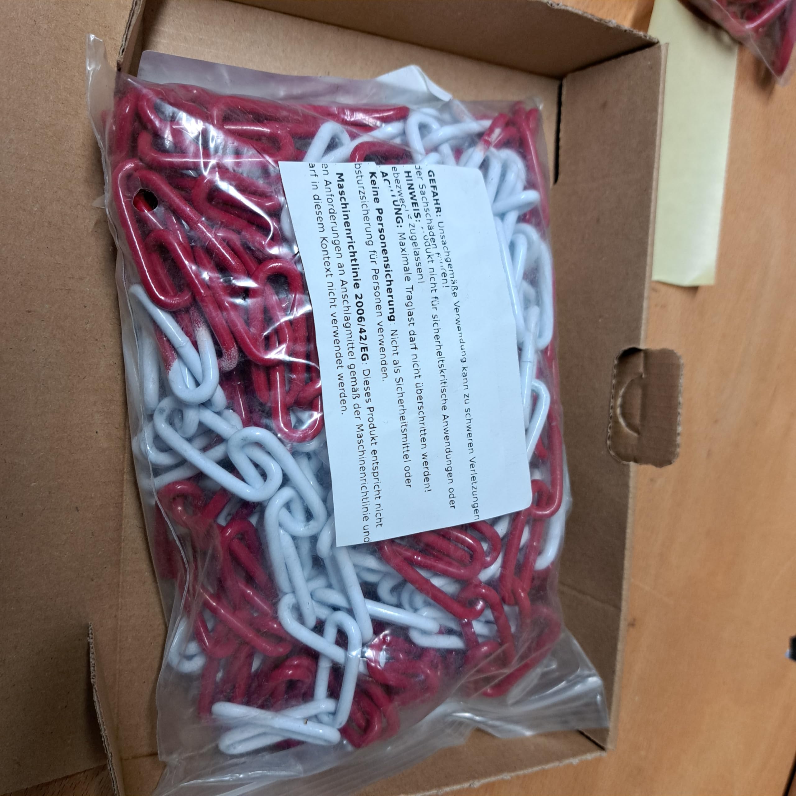 10 Meter Absperrkette aus Stahl Rot/Weiß pulverbeschichtete Stahlkette 4mm Durchmesser Absperrkette aus Metall stabile, witterungsbeständige Absperrkette von Marwotec aus Deutschland