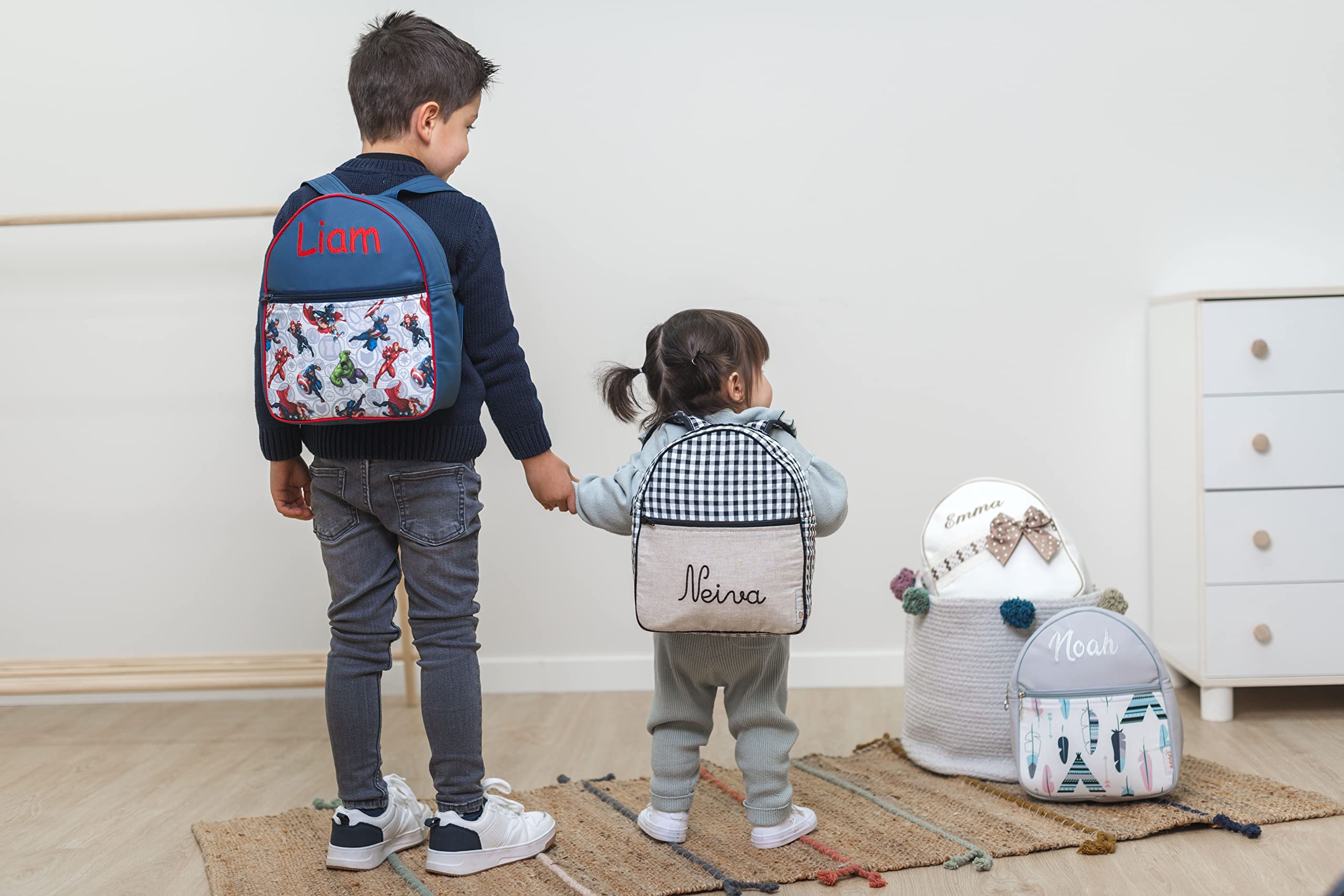 Nenel Kinderrucksack aus Kunstleder, personalisierbar, Kindergartenrucksack mit Namen, bestickt, Noa Rosa/Grau