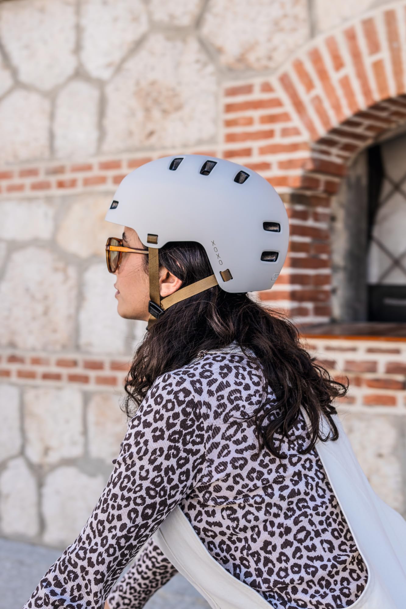 ABUS Kask rowerowy XOXO ECO, kask miejski w stylu skate, rozmiar L, Taupe | Zrównoważony kask z materiałów z recyklingu dla kobiet, mężczyzn i młodzieży, idealny do jazdy na desce i hulajnodze.