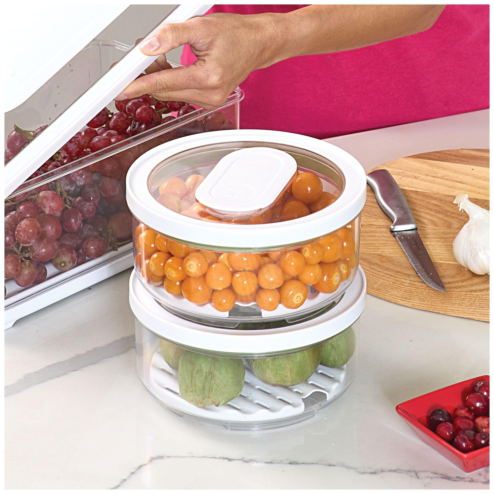InterDesign iDesign - Pattumiera rotonda piccola per frigo, con vassoio di drenaggio rimovibile e coperchio, set da 2, trasparente