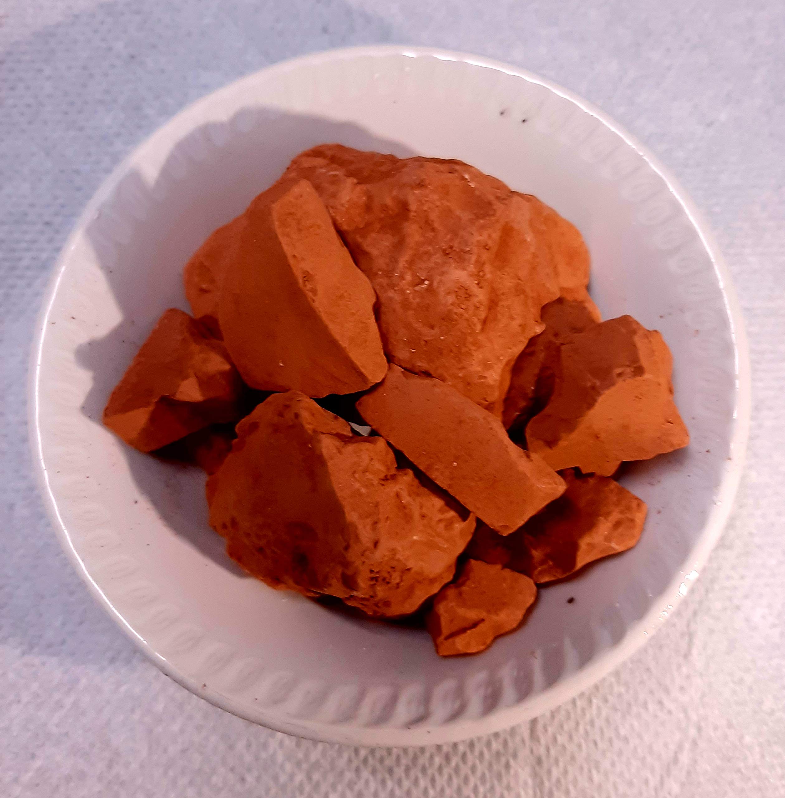 Red Geru Mitti Whole/Stone Form 1/2 Kg (500 GMS)