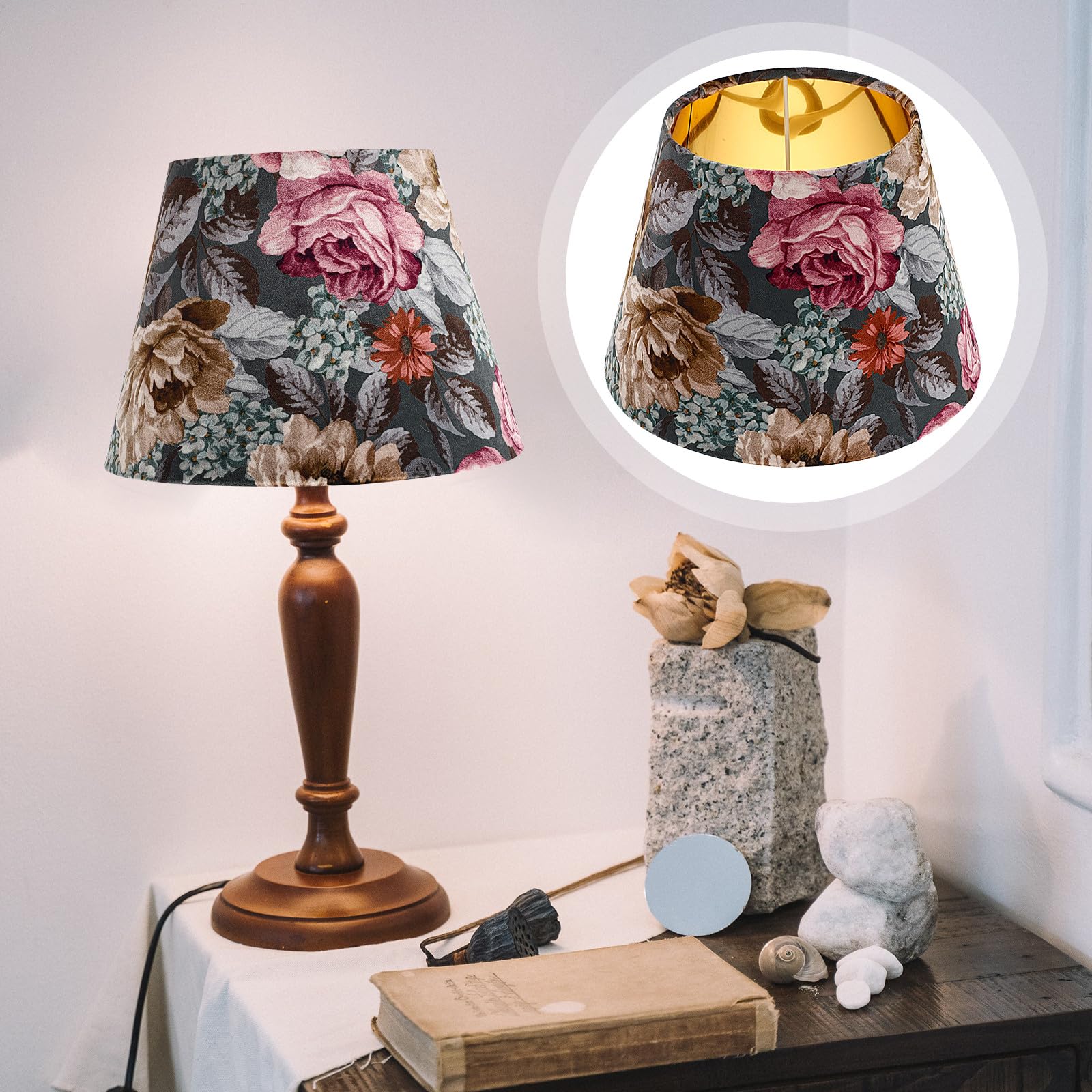 Dekorativer Lampenschirm aus Stoff für Tischlampe in Blütenoptik