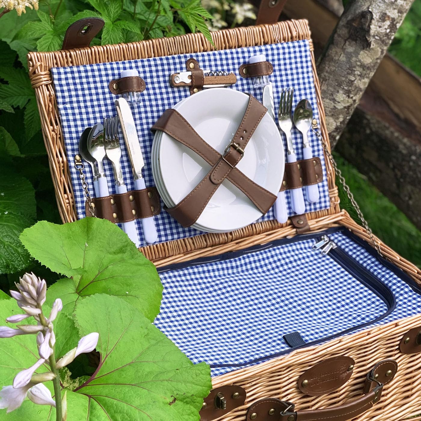 Les Jardins de la Comtesse - Cesto da picnic Marly in tessuto a quadretti blu - Completo- 4 Persone - Scomparto frigo isotermico - Piatti in ceramica e bicchieri da vino in vetro - 46 x 31 x 20 cm