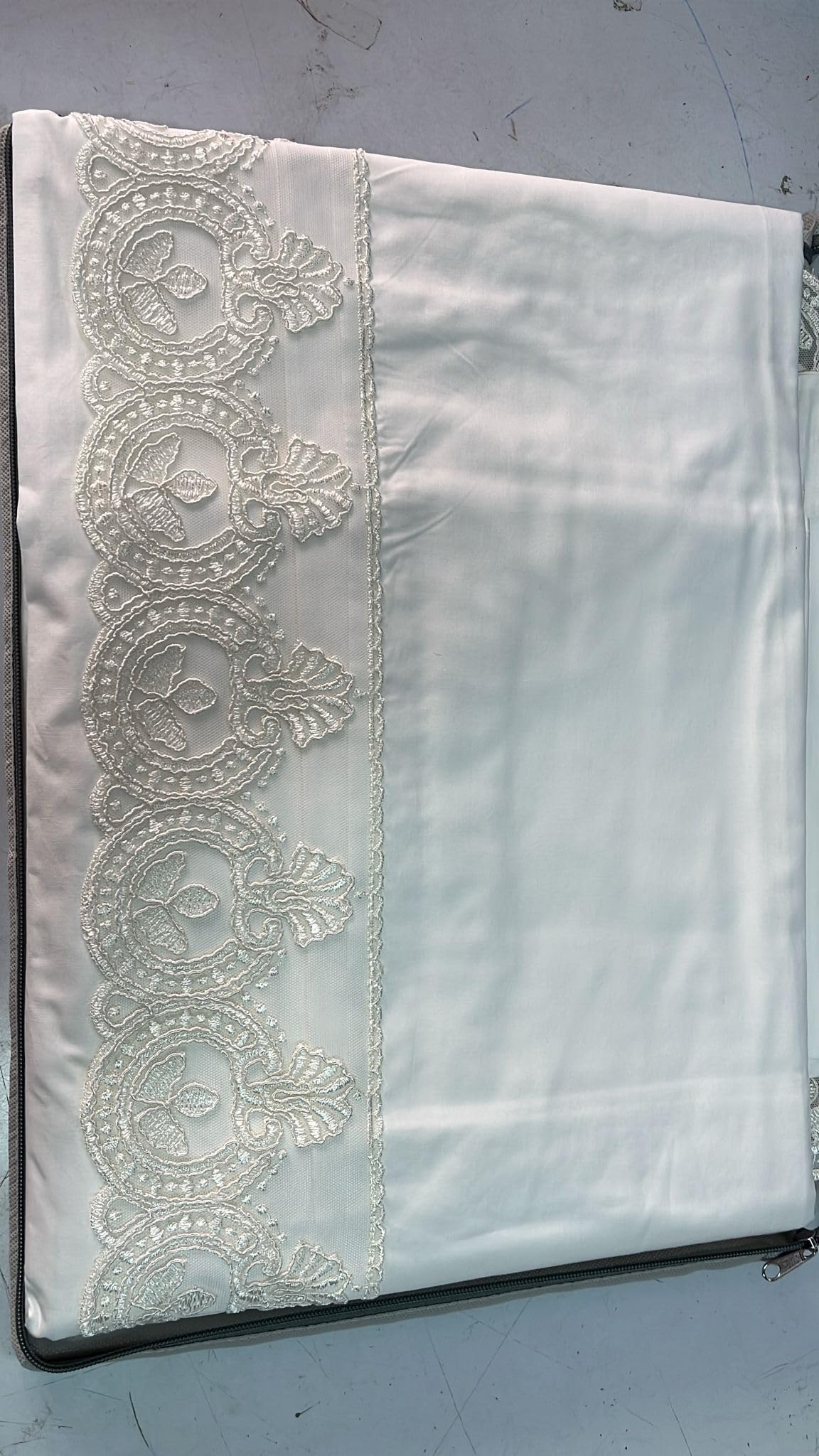 Corredocasa - Set 4 Pezzi Completo Lenzuola Matrimoniale in Puro Cotone Extra con Pizzo Rebrodé, Made in Italy – Lenzuolo sopra 260x300, Lenzuolo sotto con Angoli e 2 Federe a Tre Volani, col. Panna