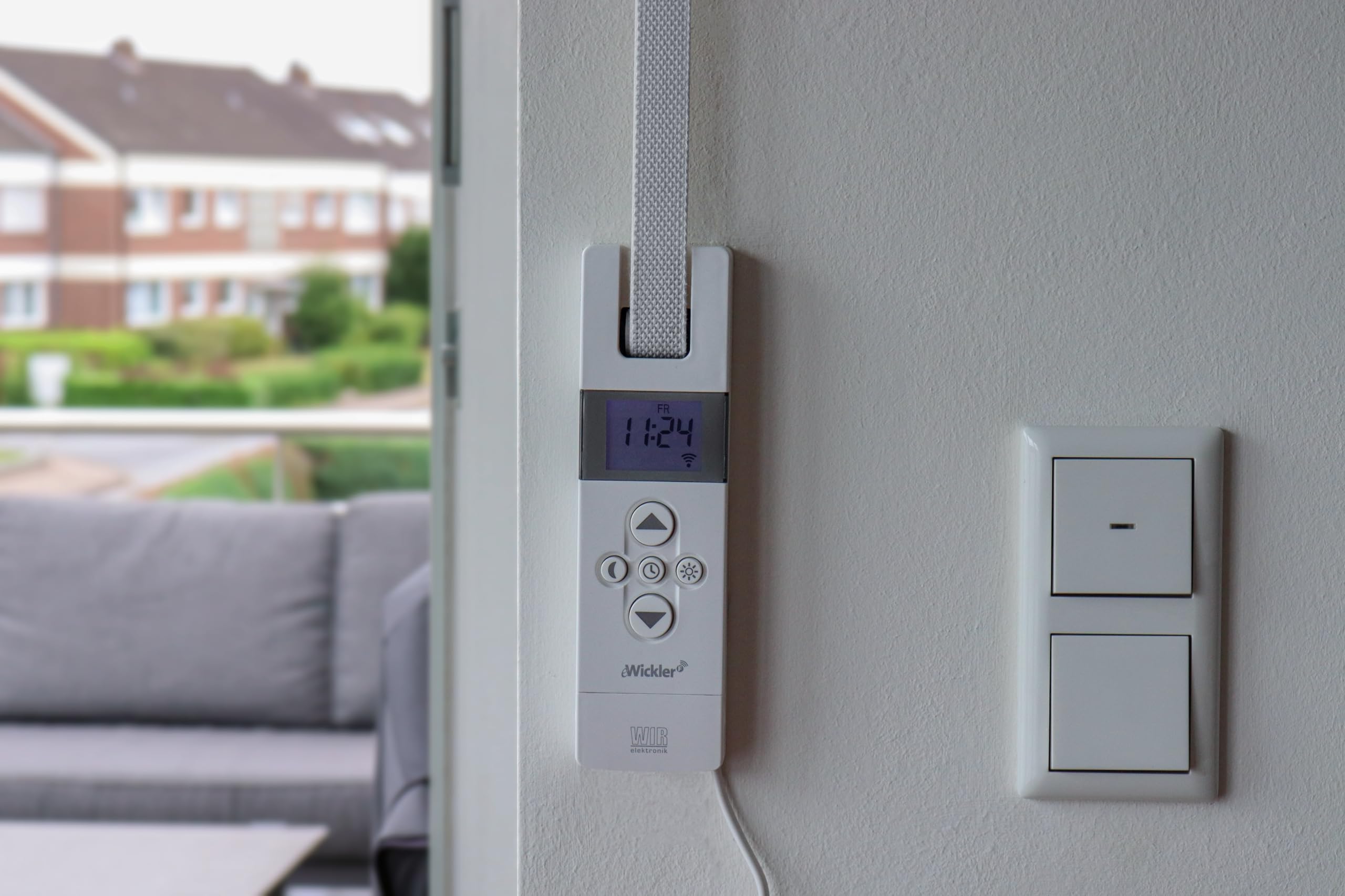 WIR elektronik eWickler Comfort eW820, elektrischer Rollladen-Gurtwickler Unterputz, mit Display, für 17–23 mm Gurtband, automatische Fahrzeiten