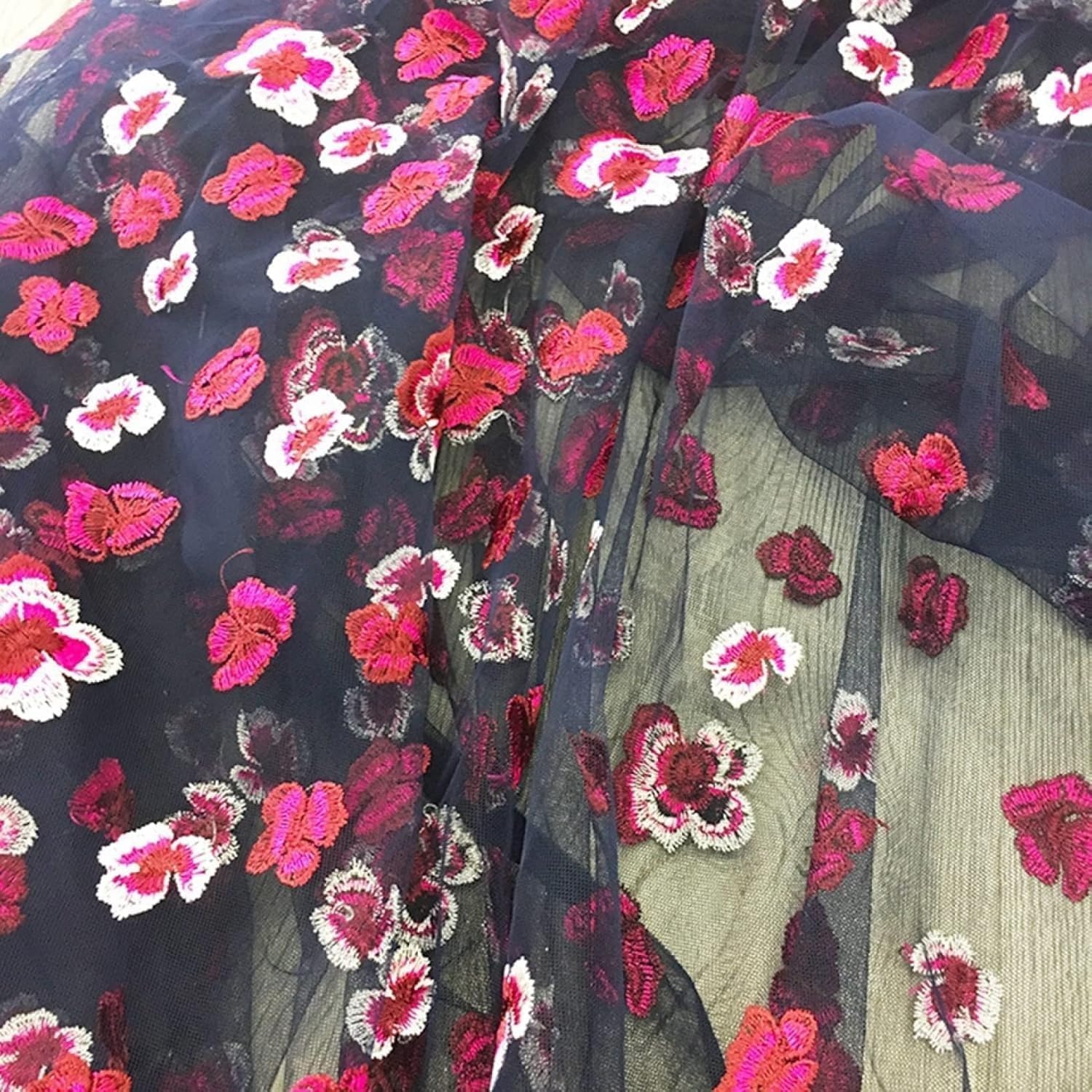 Tessuto in tulle di organza con fiori ricamati in poliestere