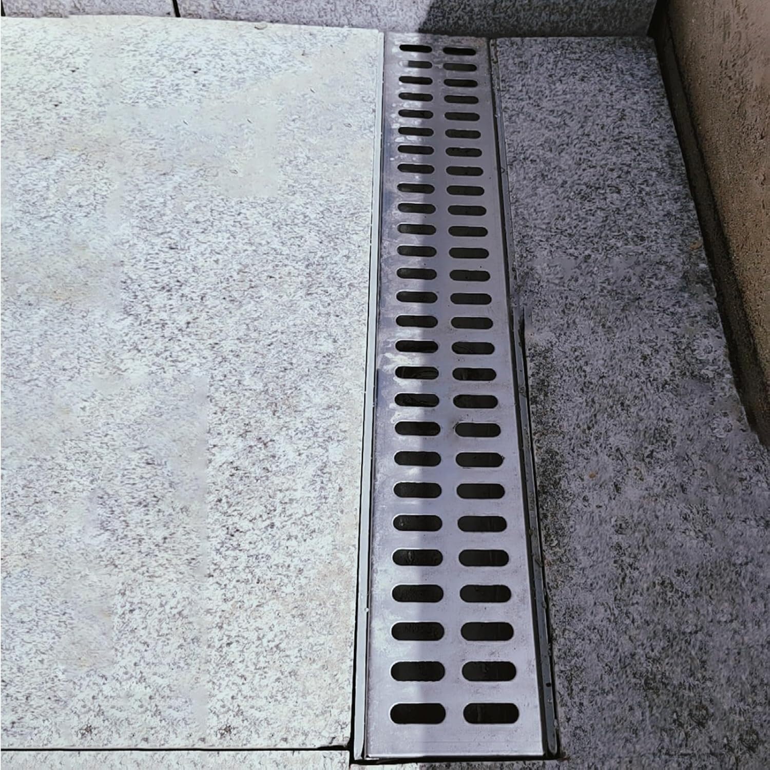Système de drainage de tranchée en résine idéal pour garder votre cour et terrasse au sec