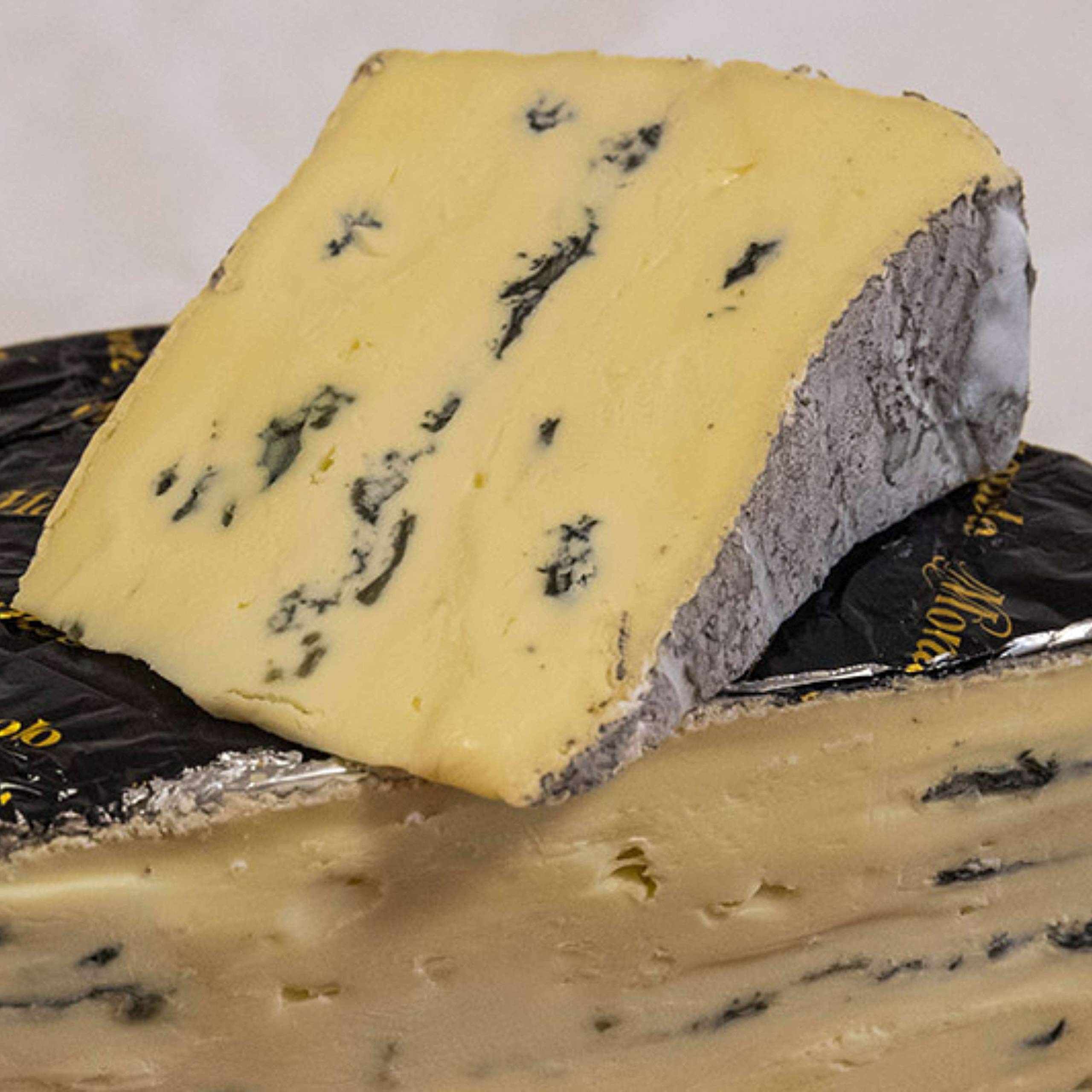 Queso Azul Cremoso Montagnolo - Hecho a partir de leche de vaca pasteurizada y se elabora a partir de una receta tradicional - Medio Queso 1.100 gramos Peso Aproximado