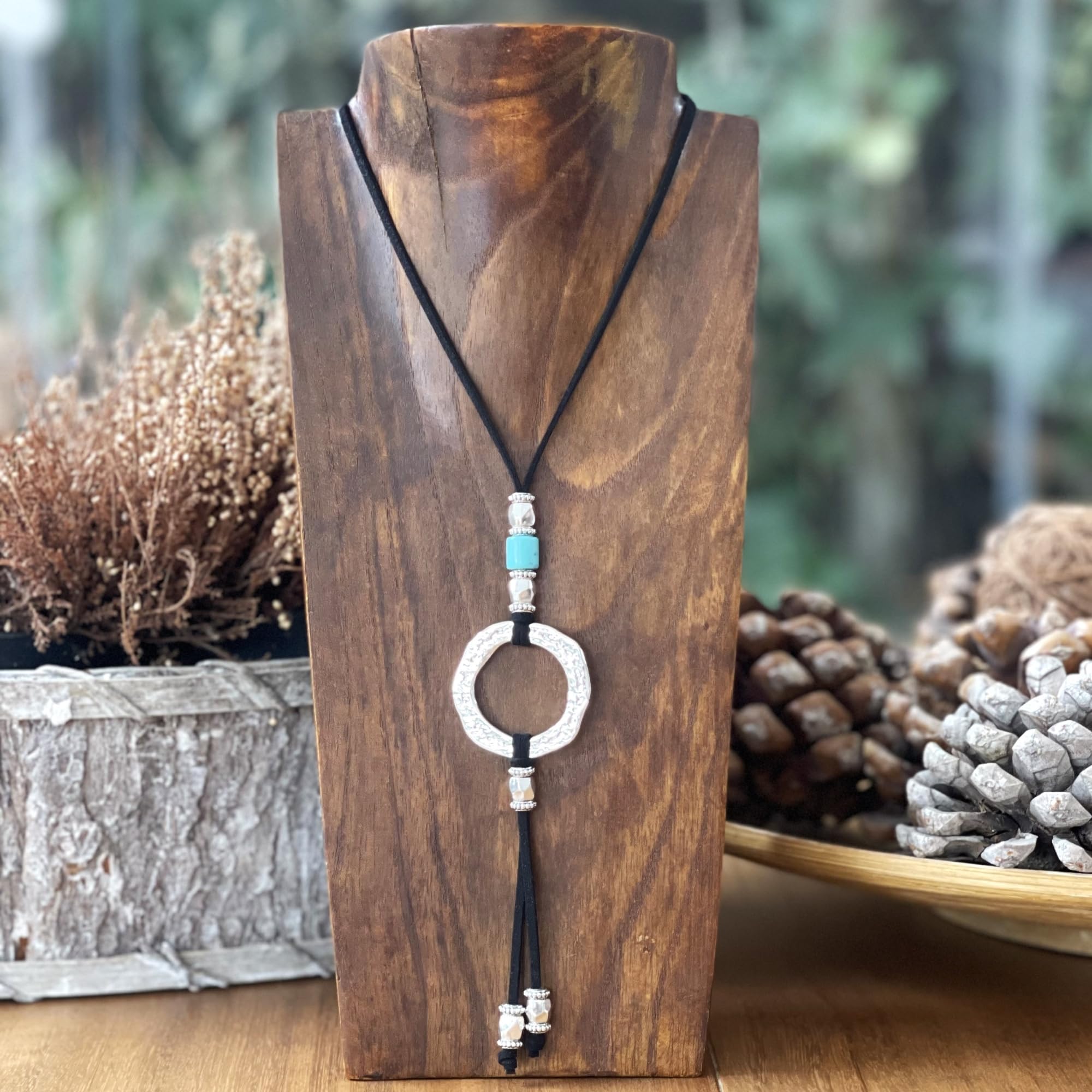 ASTER ALHELÍ Pendentif Femme Cercle et Turquoise Argent - Collier Long Femme en Suédine Noire Réglable avec Éléments en Zamak Plaqué Argent - Idéal comme Cadeau