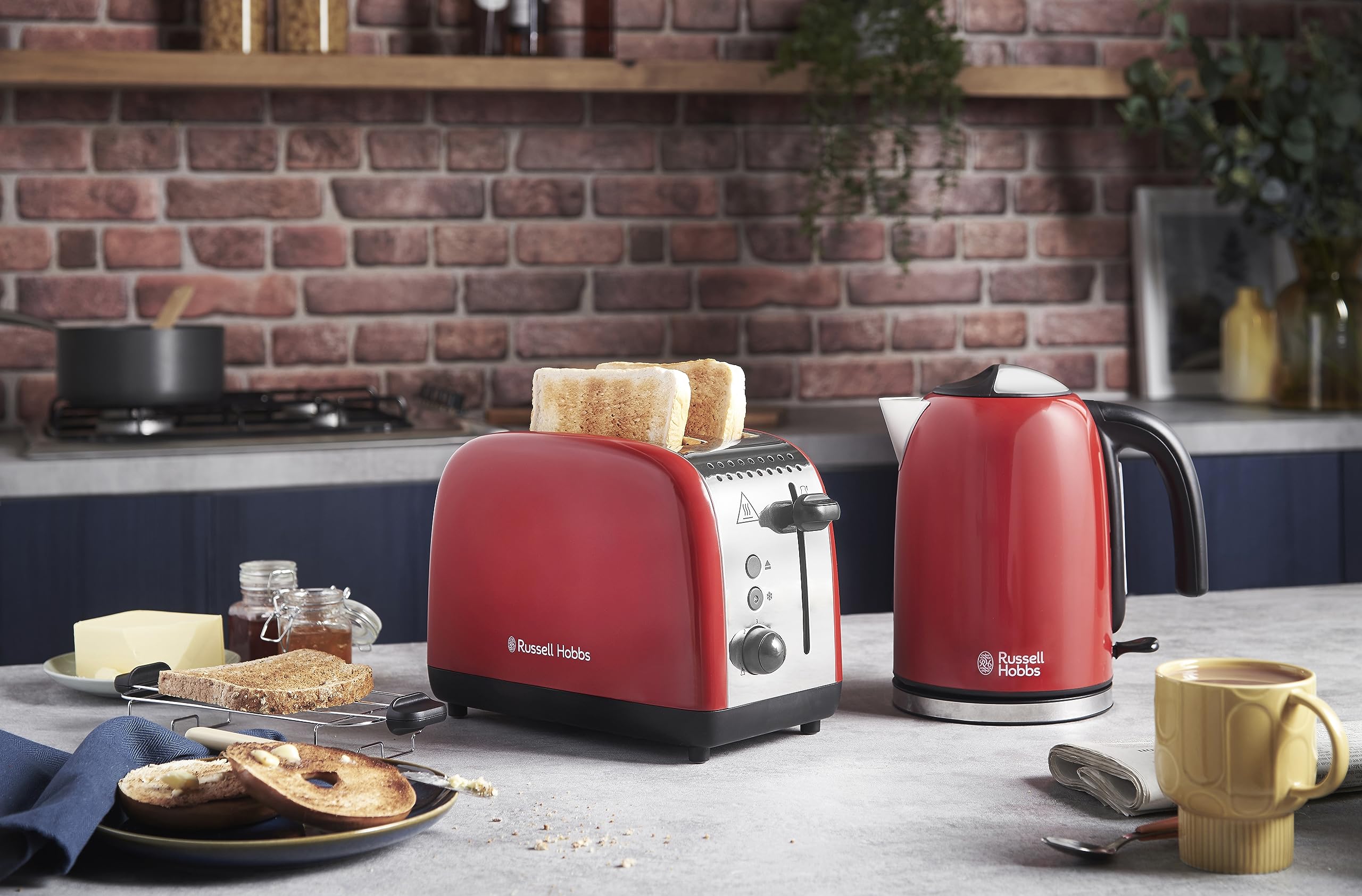 Russell Hobbs Tostadora Colours Plus, 2 Ranuras Cortas y Anchas, Tostador para 2 Rebanadas, Bandeja Recogemigas, Calientapanecillos, Función Cancelar y Descongelar, Acero Inoxidable, Rojo, 26554-56