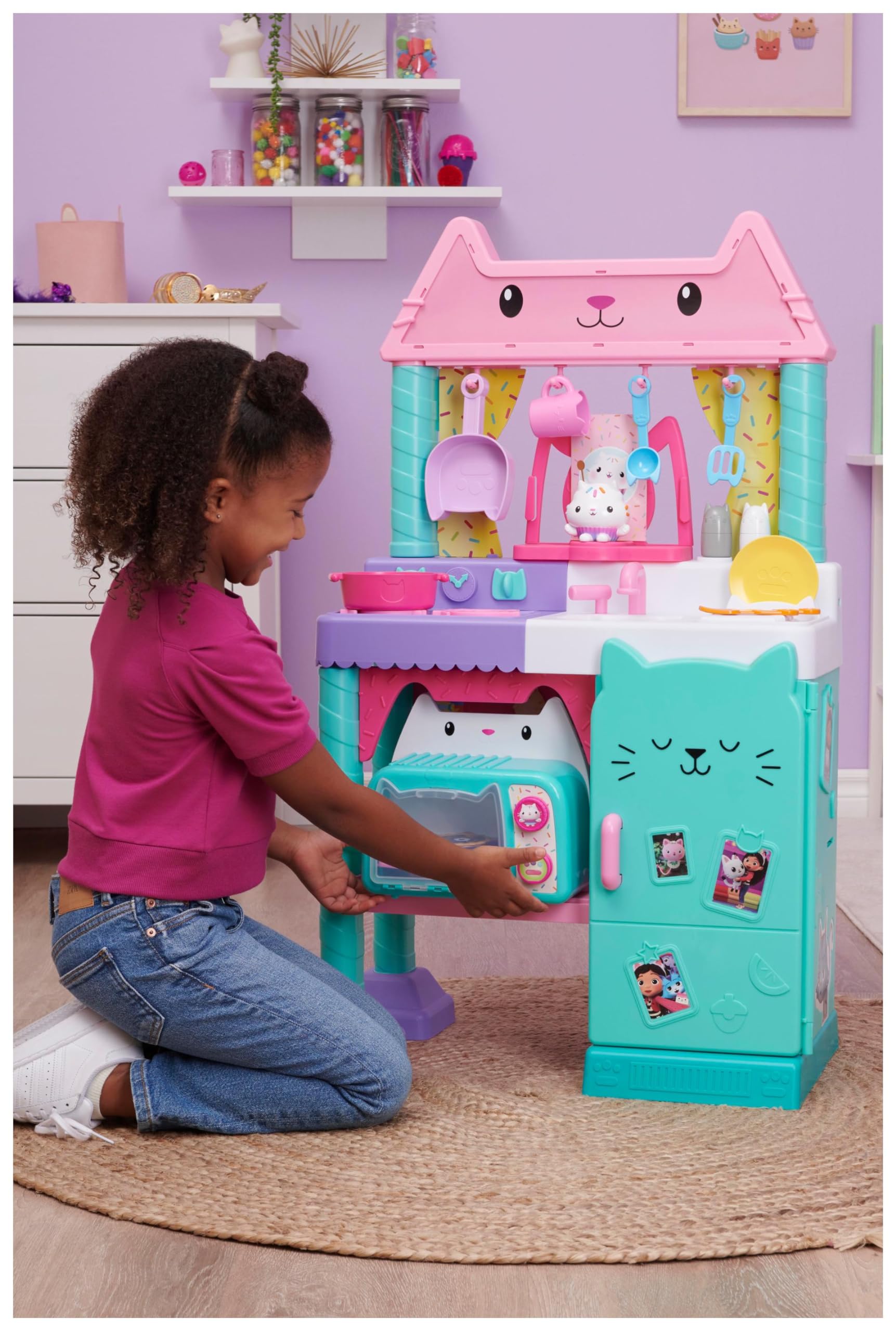 Gabby et la Maison Magique - Gabby Dollhouse - Cuisine De P’tit Chou - 1 Cuisine Géante + 20 Accessoires Gabby Chat - Tirée Du Dessin Animé Gabby Et La Maison Magique - Jouet Enfant 3 Ans et +