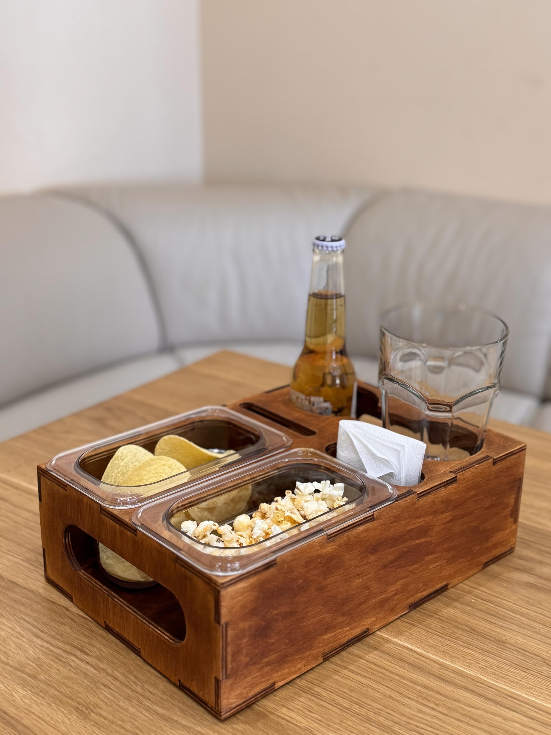 Bierkiste aus Holz – Geschenk für Bierliebhaber, Vater, Mann, Ihn, Freund – Getränkebox, Snack-Tablett – Tischständer Caddy mit Schlitzen für Gläser, Chips, Nüsse, Fernbedienung, Telefonständer