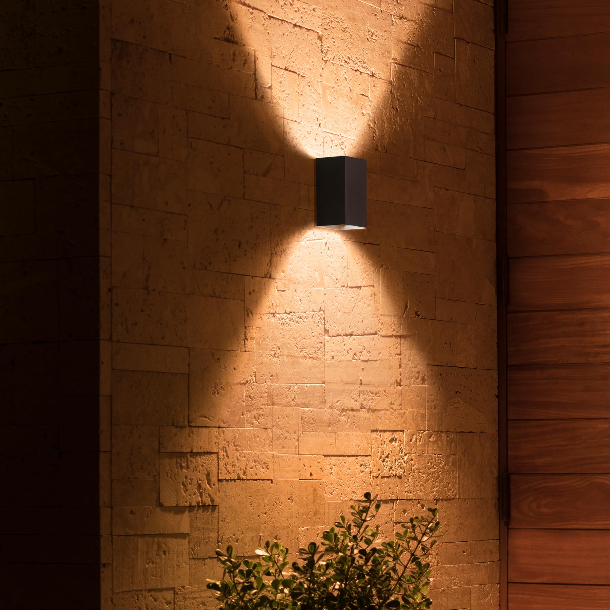 Philips Hue Resonate Wandlampe Außen Up & Down (Schwarz) - Außenleuchte mit Bewegungsmelder - Weißes und Farbiges Licht - inkl. 1 Hue Bewegungssensor für Außen - Hue White and Color Ambiance
