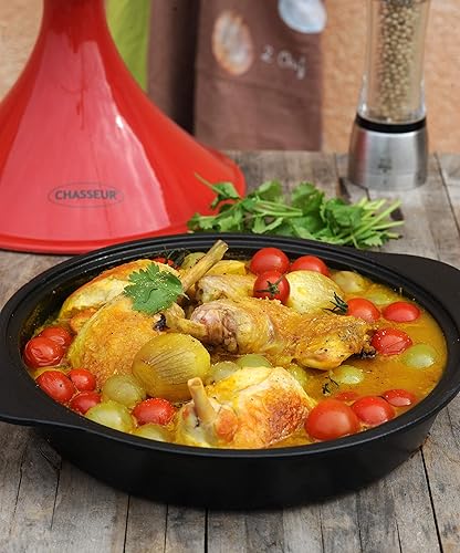Miniatura 2 de Chasseur Tajine de hierro fundido esmaltado francés con tapa de cono de cerámica, diámetro de 12 pulgadas, color rojo.