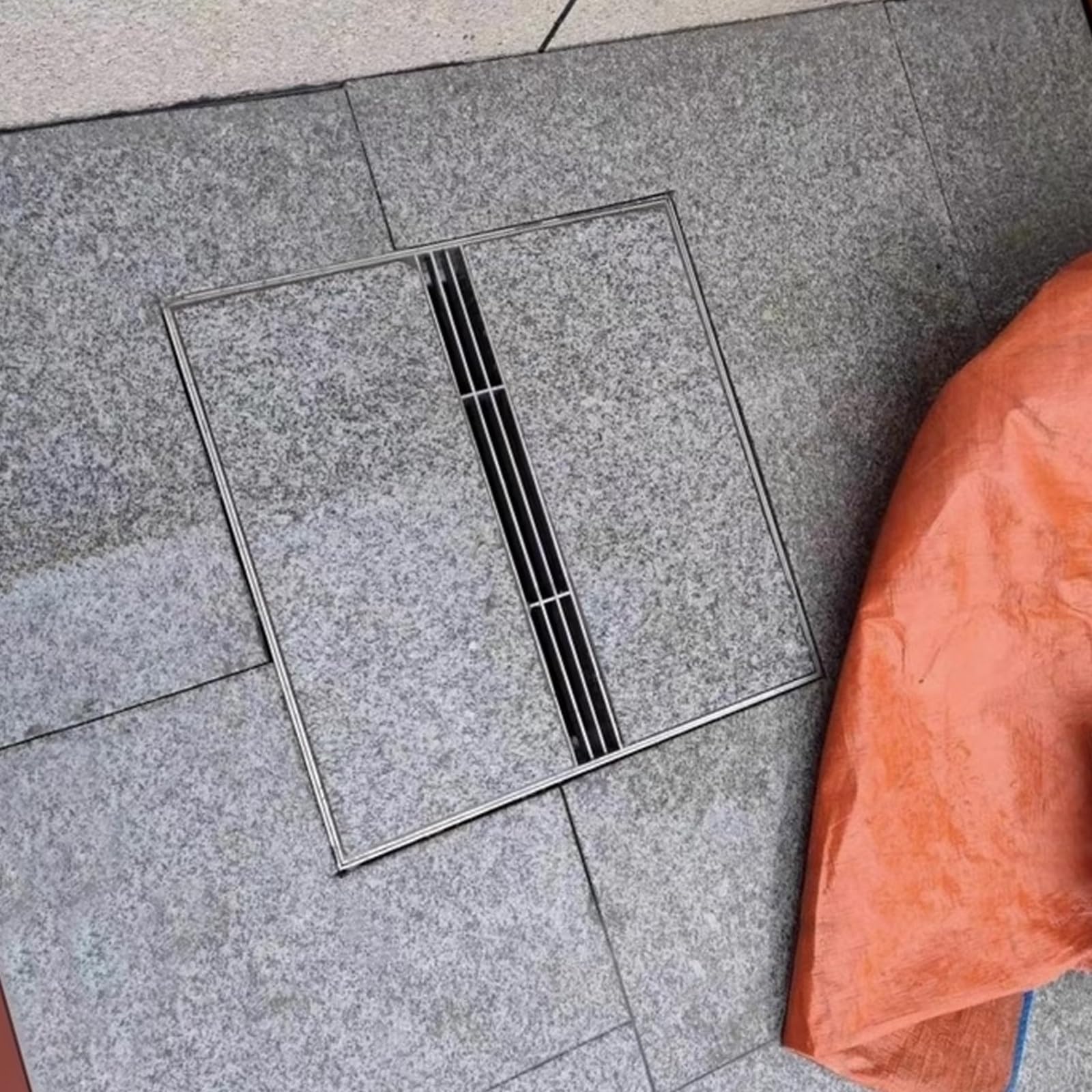 Chiusino Pozzetto in Acciaio Inox con Scarico di Drenaggio, Coperchio per Fossa Settica, Griglia per Fognatura, Coperchio di Ispezione Invisibile in Metallo per Cortile e Marciapiede(70x70x5cm)