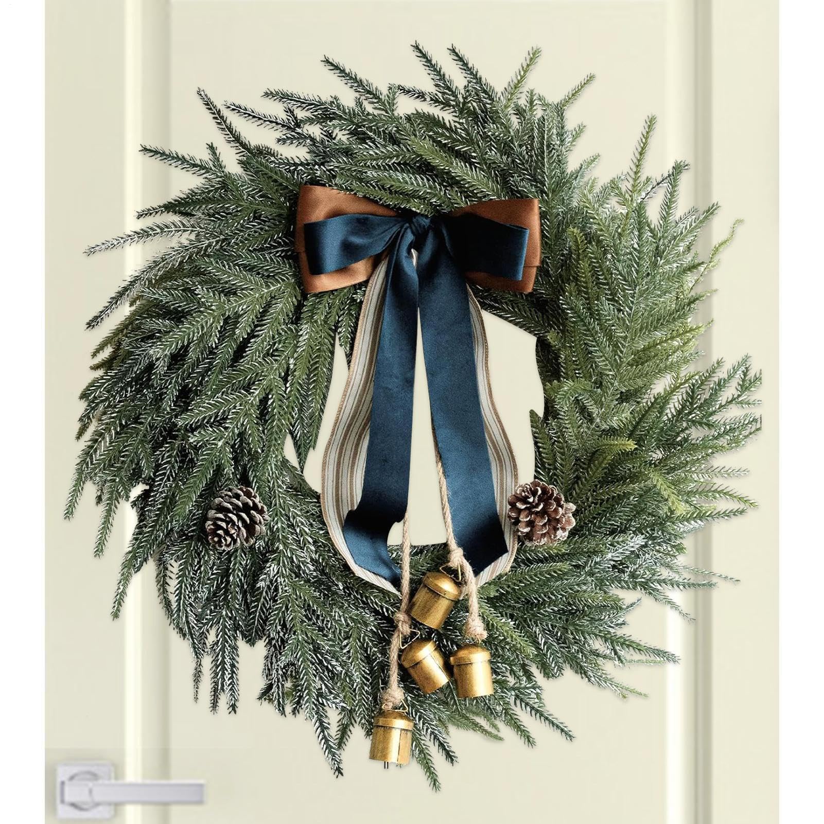 Couronne de Noël et cloche rustique pour célébrer les fêtes d'hiver