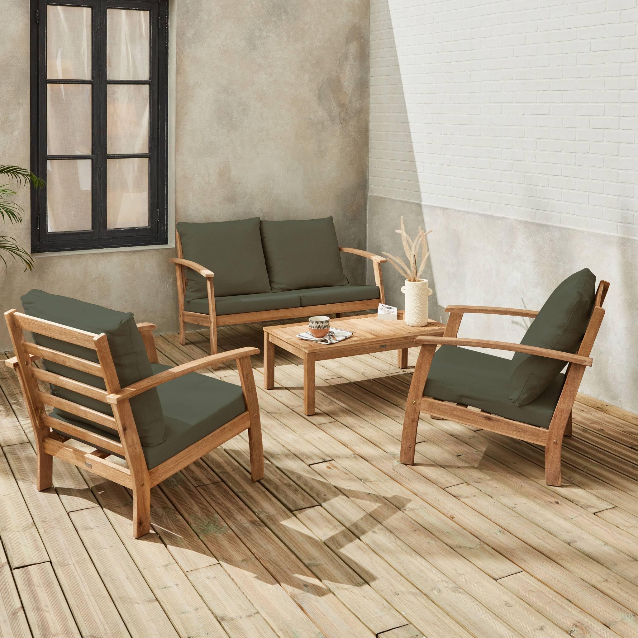 sweeek - Salon de Jardin en Bois 4 Places Coussins Kaki. canapé. fauteuils et Table Basse en Acacia. Design