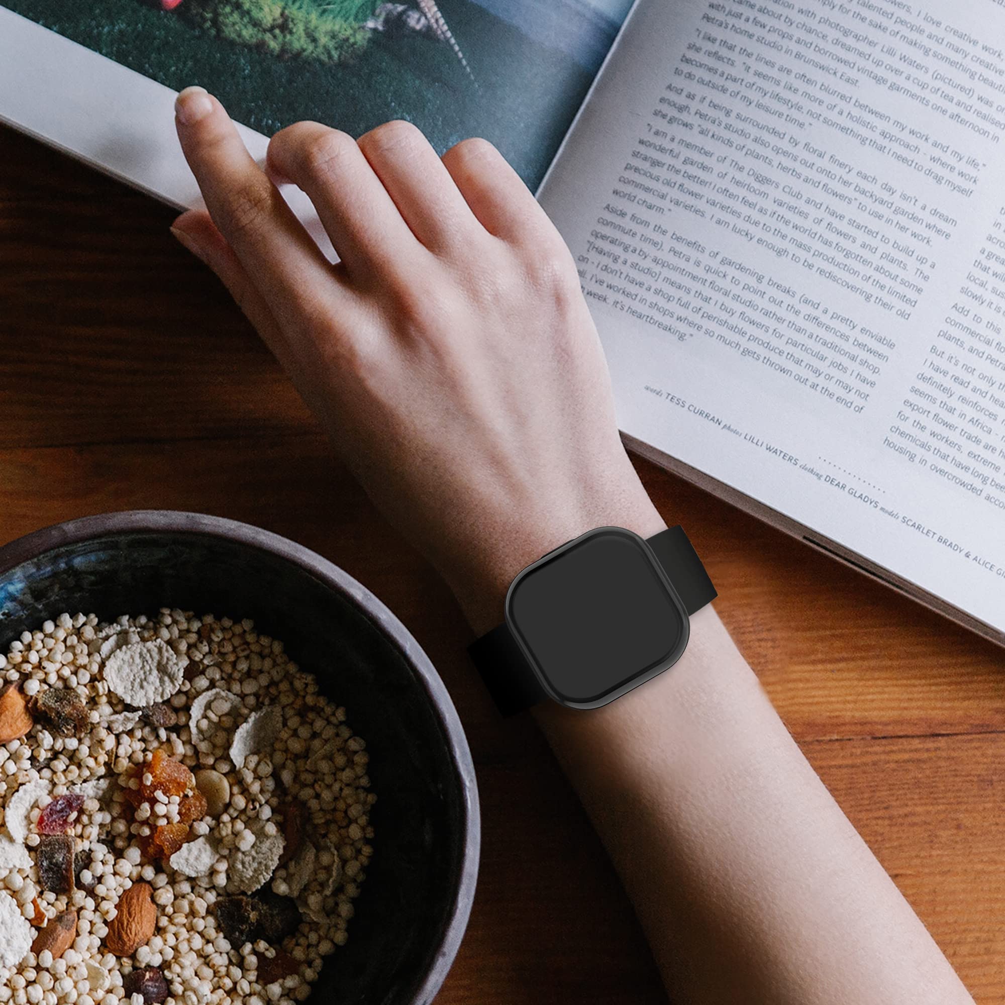kwmobile Etui kompatybilne z Fitbit Versa 3/Sense, 2 x silikonowe etui na monitor aktywności, z TPU, czarne/czarne