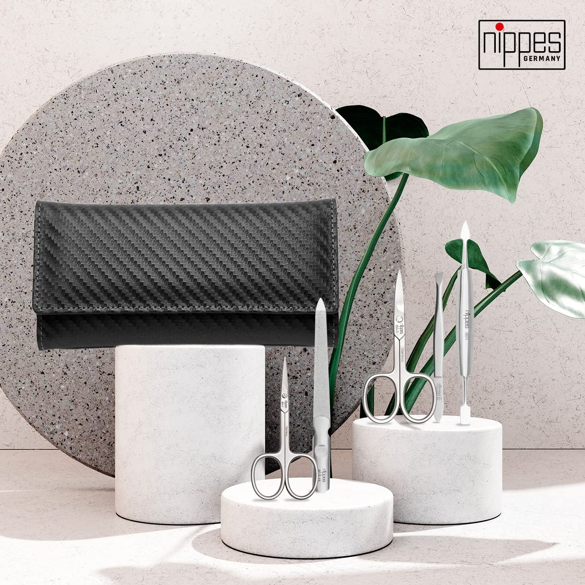 nippes Solingen Premium Line Maniküre Set Karbon, 5-teilig, Edelstahl rost- und nickelfrei, Rindsleder-Etui mit Reißverschluss, Schwarz, Nagelpflege Set, Pediküre Maniküre, Made in Germany | Rindsleder-Etui, handgeschmiedet, für Damen und Herren, 145 g, s