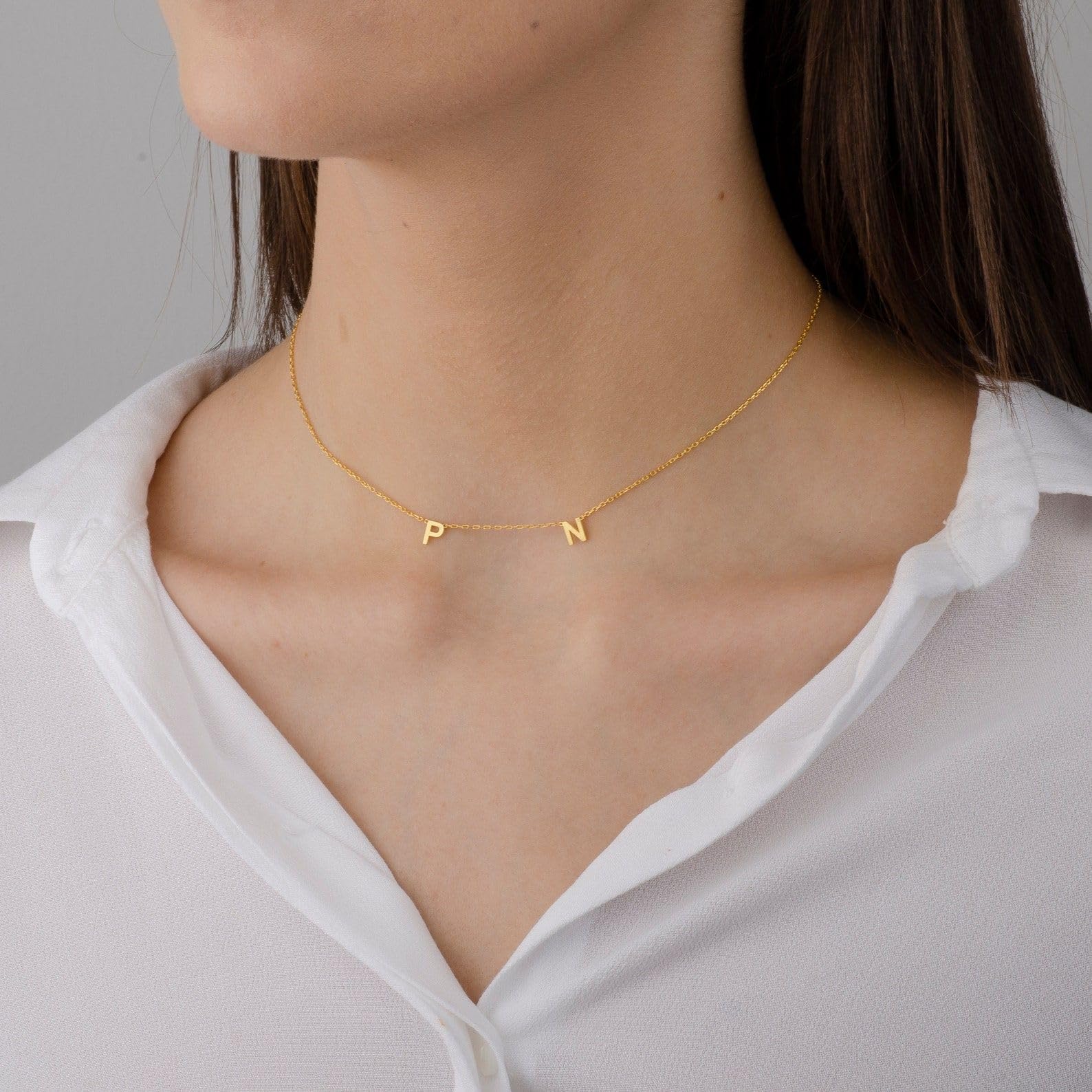 Su misura collana con iniziale, personalizzato lettera delicato ciondolo per lei damigella Natale