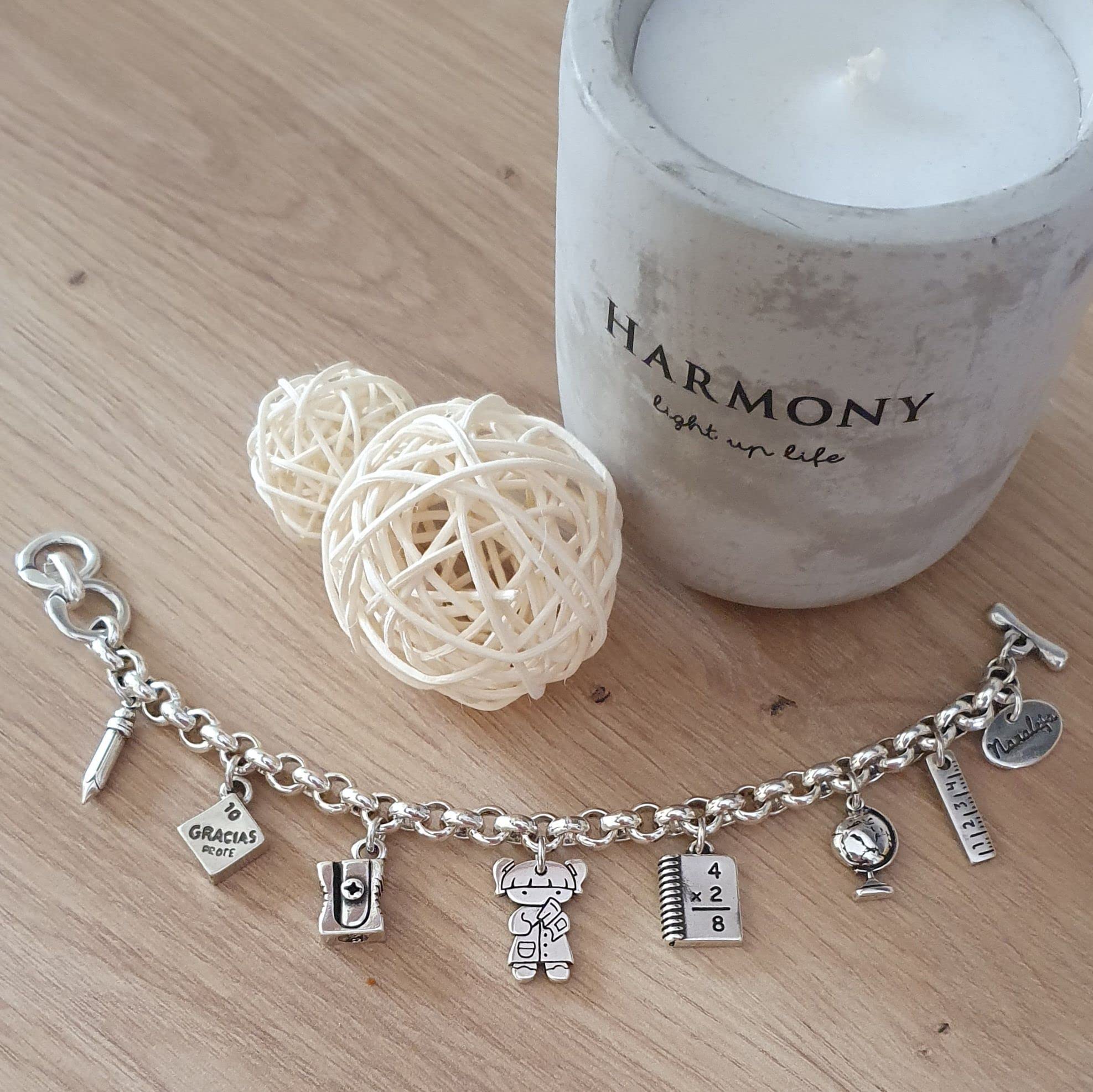 Pulsera profesora con 7 charms de colegio, Nanaleja, regalo maestra primaria, regalos originales para profesores, pulsera charms, regalos maestra infantil, cierre ajustable, hecha en España