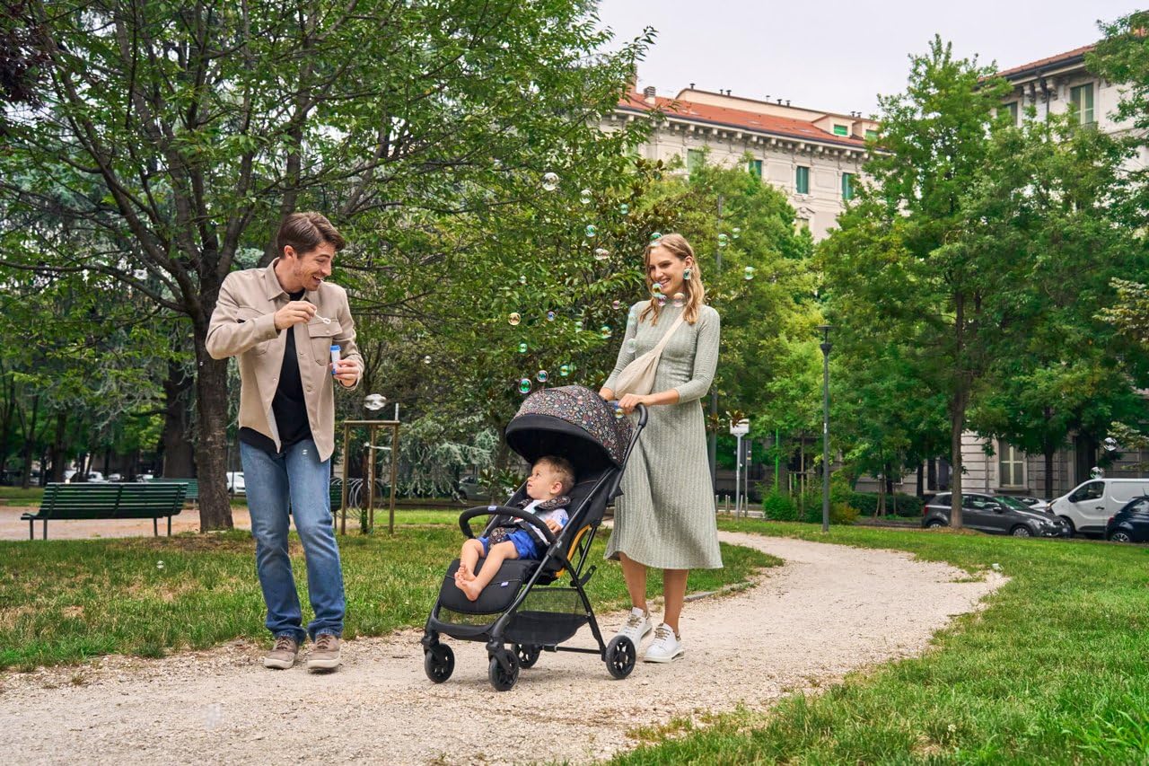 Chicco Glee, Passeggino 0+ Mesi-22 Kg, con Chiusura Automatica e Compatta, Capotte Estensibile con Trattamenti UV50+ Antipioggia, Schienale Reclinabile e Regolabile, Poggiagambe