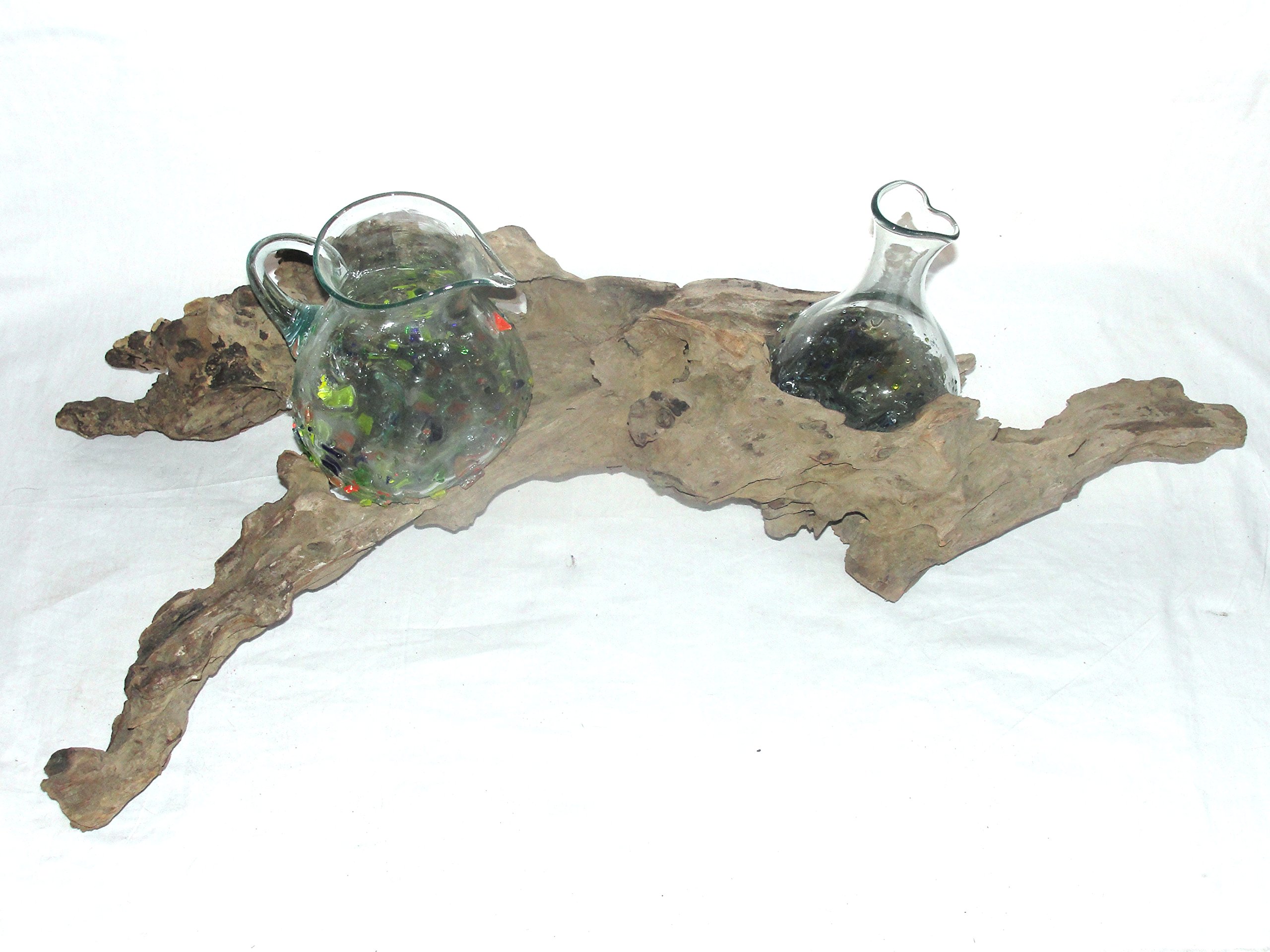 SAWA Komposition von Glaskaraffe und Krug auf Wurzel-Holz/Treib-Holz, Maße ca.: H 31 cm, B 90 cm, individuell aus Recycling Materialeien gefertigt