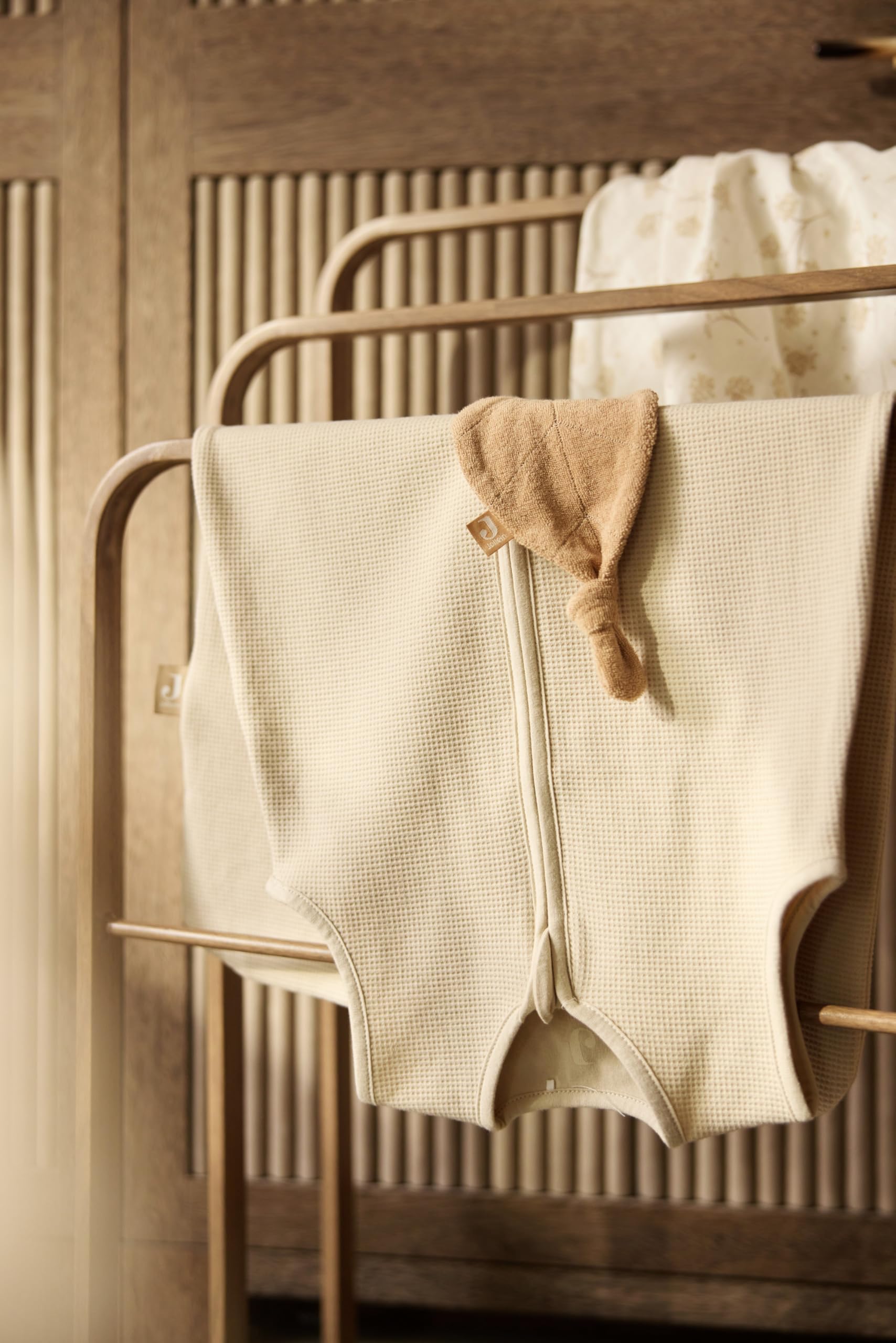 Jollein Gigoteuse bébé en jersey - 110 cm - Little Waffle - Sand - 95% coton 5% élasthanne - 0,5 TOG - gigoteuse d’été - certifiée OEKO-TEX