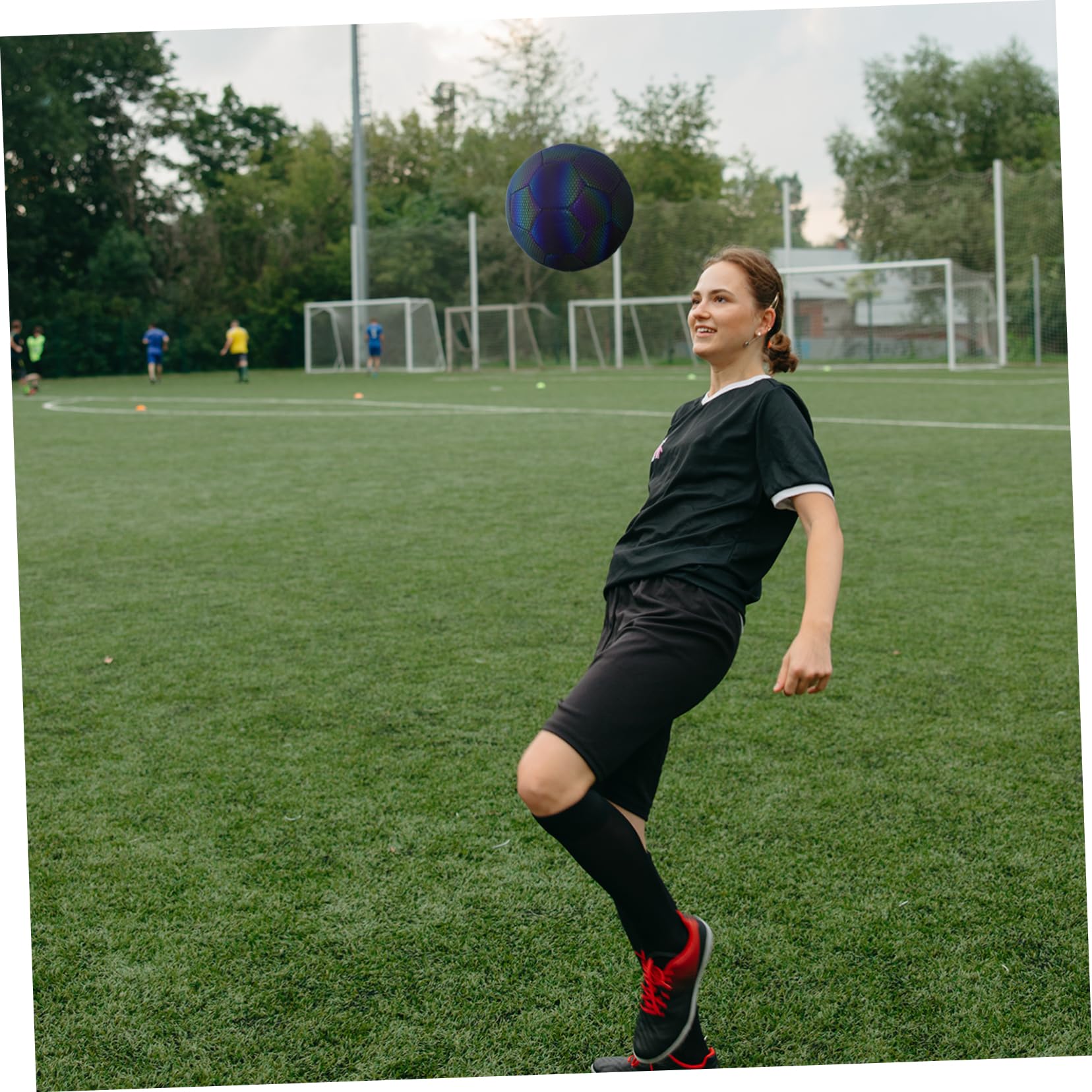 Pallone di Calcio Riflettente per Allenamento e Partite, Alta Visibilità | Gomma, Pelle Sintetica e Camera in Butile, Uso Versatile per Scuole e Match, Back To School Party