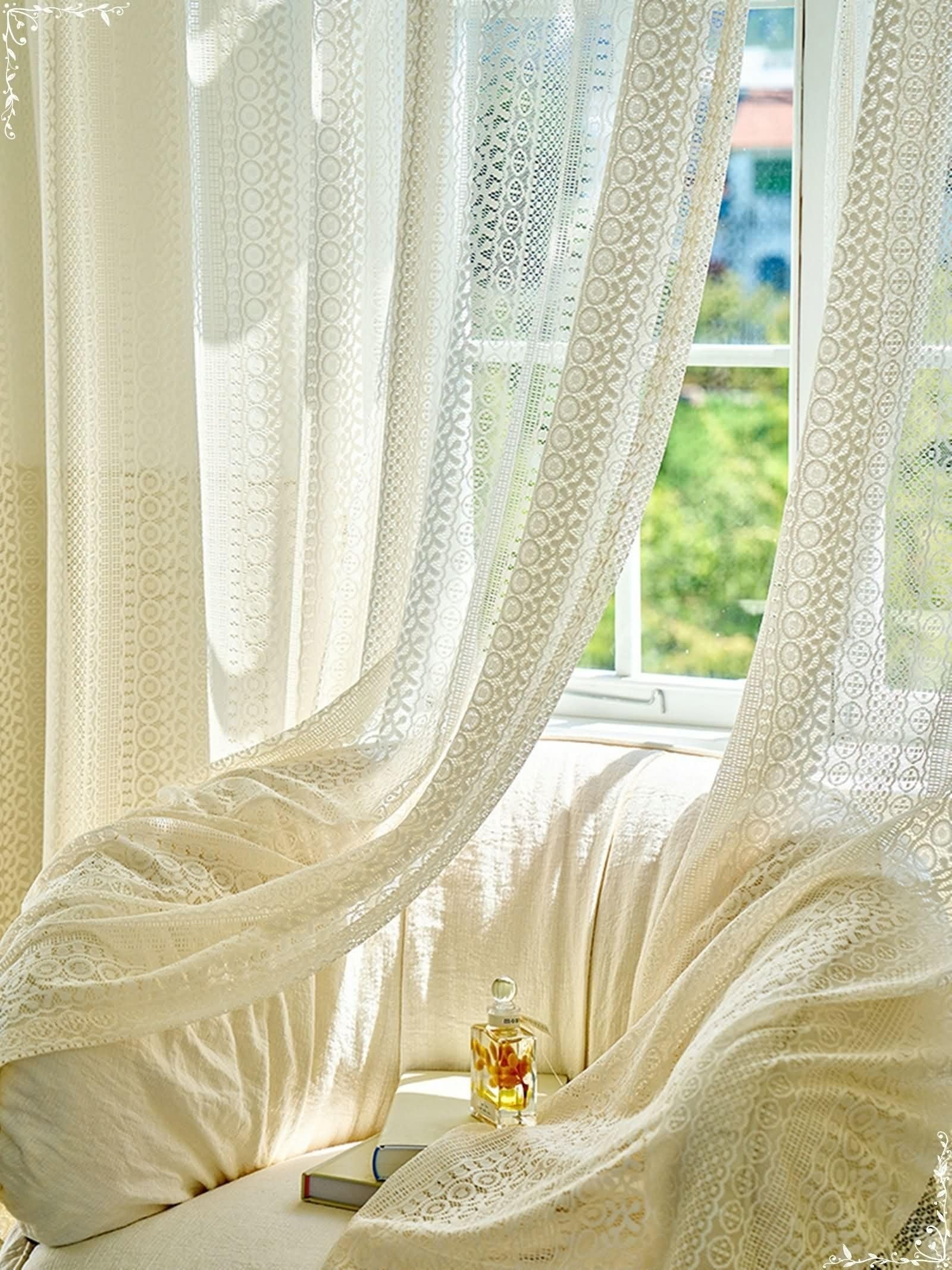 Rideau semi transparent lot de 2 en dentelle beige et œillets au style géométrique chic
