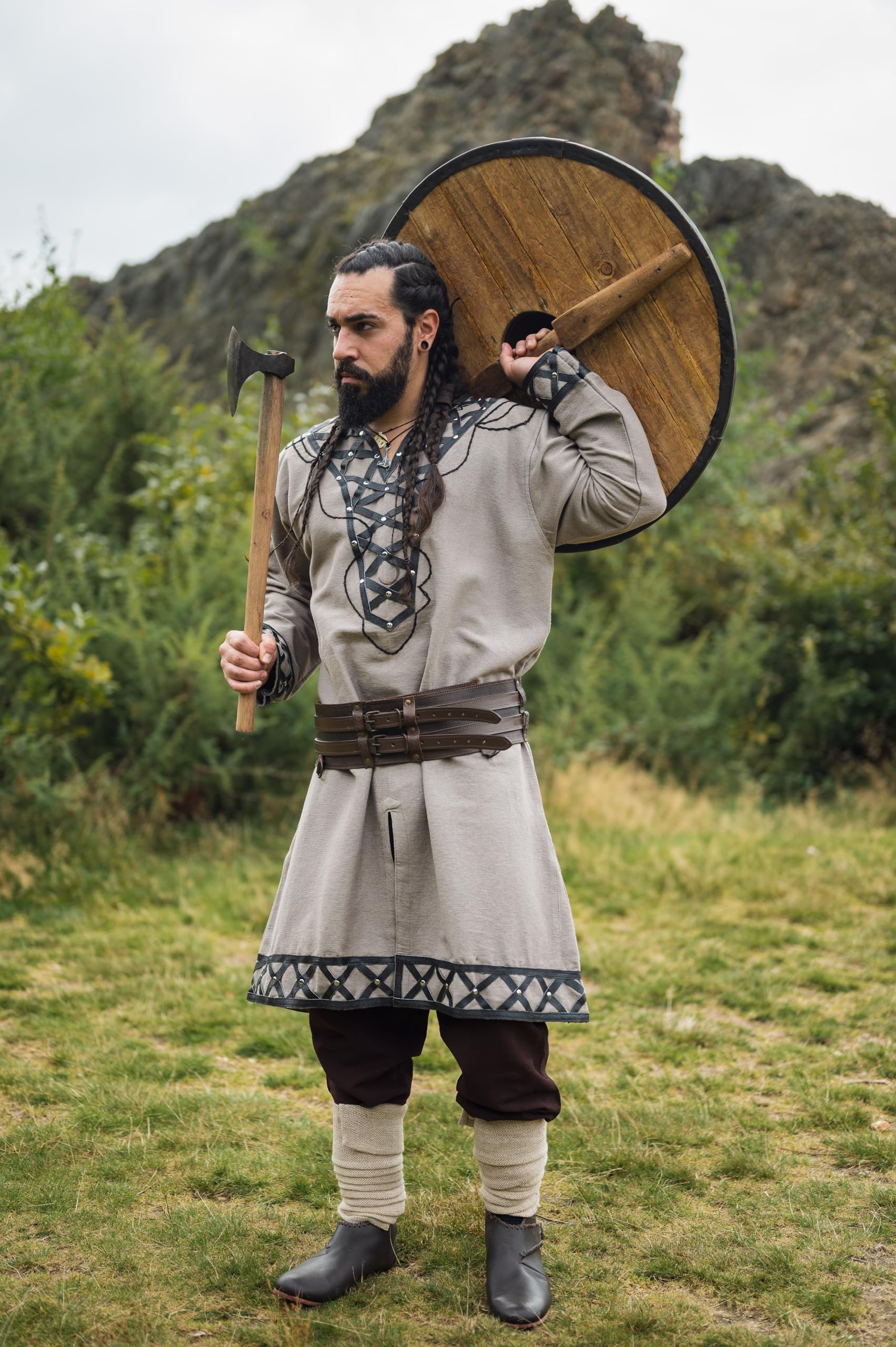 Leonardo Carbone Túnica vikinga Erik – Ropa medieval para hombre, camisas casuales de manga corta, disfraz de carnaval, túnica vikinga, ropa LARP – 100% algodón con aplicaciones de piel