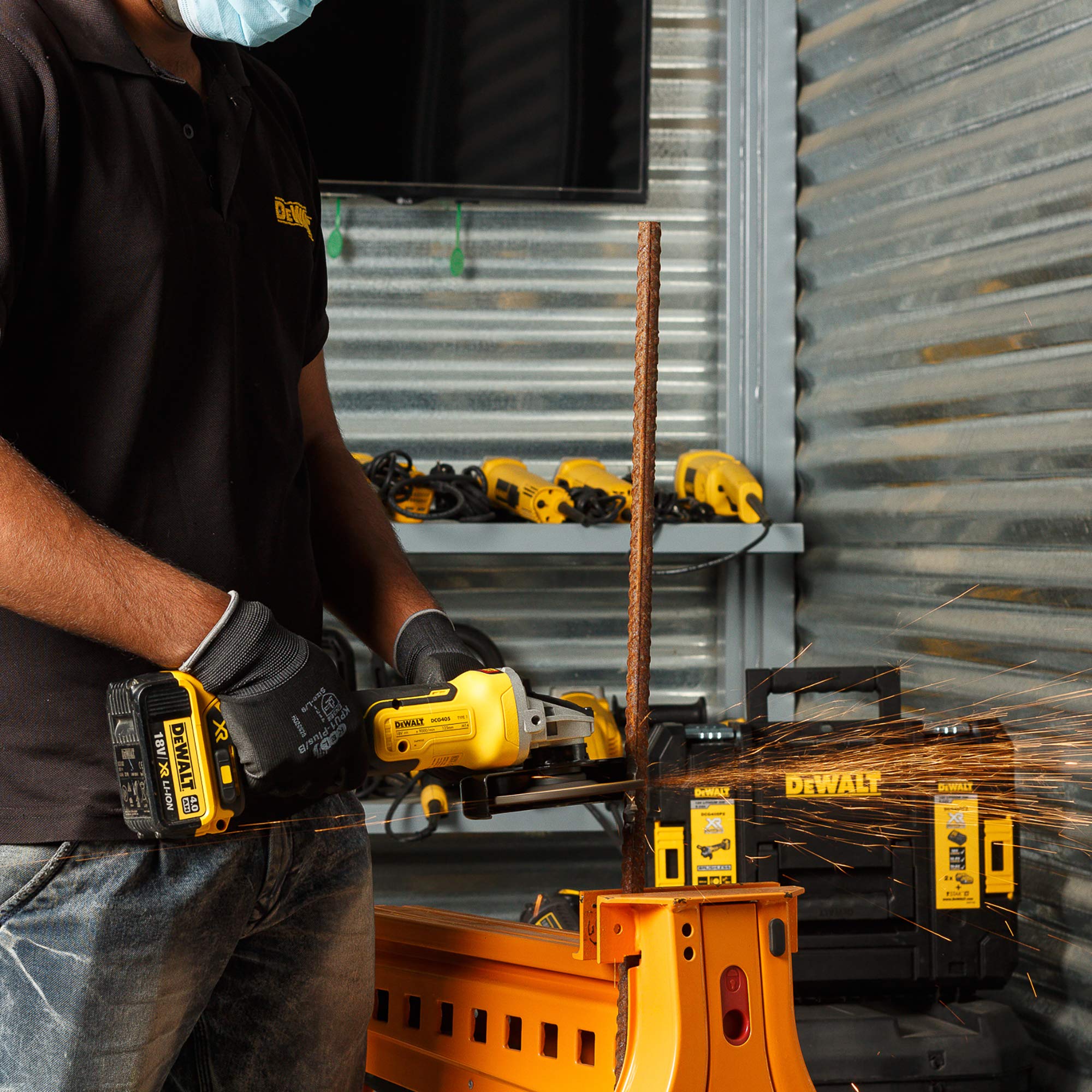 Dewalt DCG405P2-QW Akülü Açılı Anahtar. 125 mm, 18 V/5,0 Ah, 1000 W