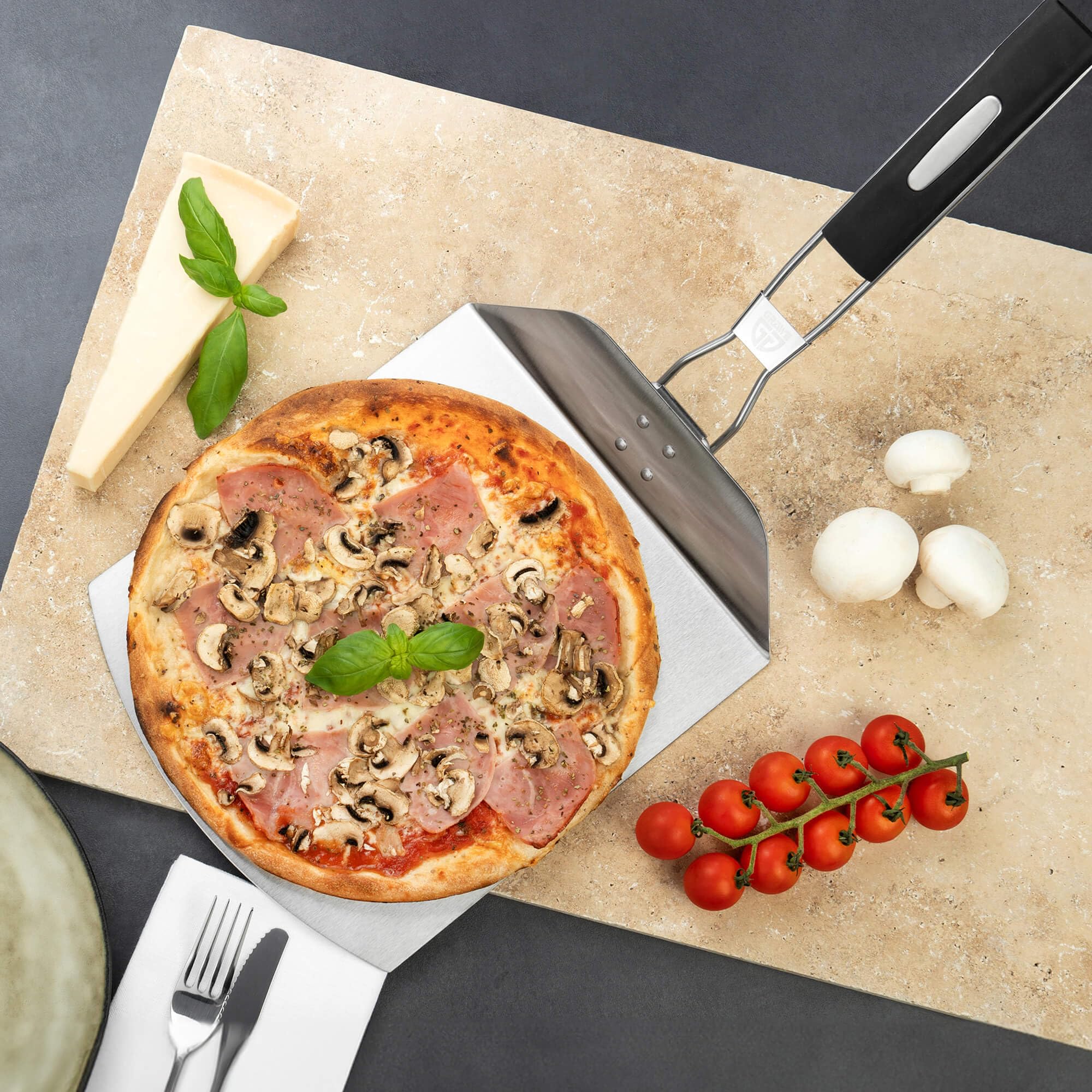 GRÄWE Pizza Set 2-teilig, Pizzastein, Pizzaschieber, Pizzazubehör, Pizzaofen, Backofen, Grill, Gasgrill, Cordierit, Backstein, Brotbackstein, Flammkuchenstein, Edelstahl, knuspriger Boden