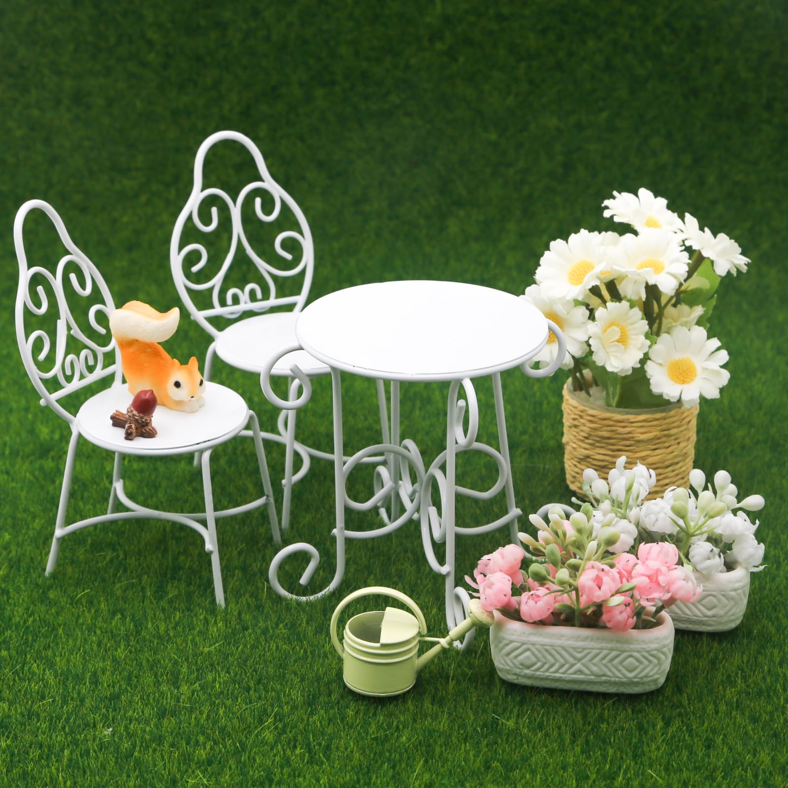 Minamzee 1/12 Schaal Poppenhuis Tafel Stoel Sets, 9Pcs Metalen Miniatuur Patio Sets, Poppenhuis Fairy Tuin Bistro Tuinmeubilair Accessoires met Jasmijn, Madeliefjes, Eekhoorn en Waterkoker