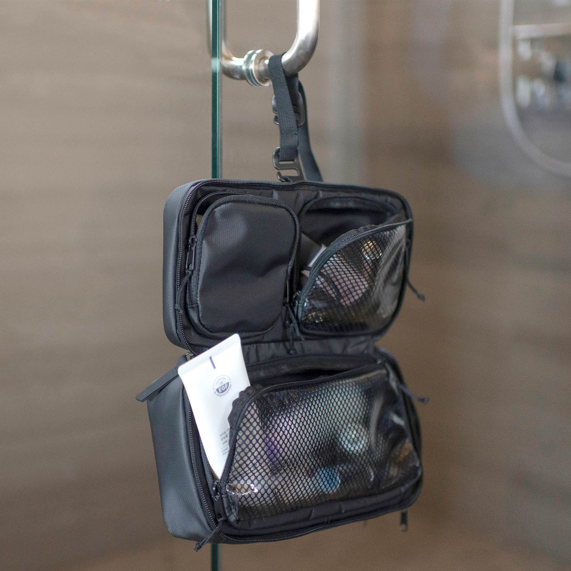 Gomatic Kulturbeutel Groß – Wasserfeste Waschtasche für Reisen, Make-up, Rasur & Fitness, Kultur- & Kosmetiktasche mit Haken, Organizer für Herren & Damen, Passt in Rucksack & Koffer – Schwarz