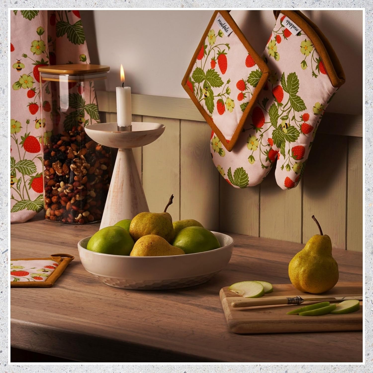 Muldale Strawberry Tea Towel and Oven Mitt Set - Dish Towels and Pot Holders - 5 Pack - Textiles Decor Accessories - Kitchen Mittens