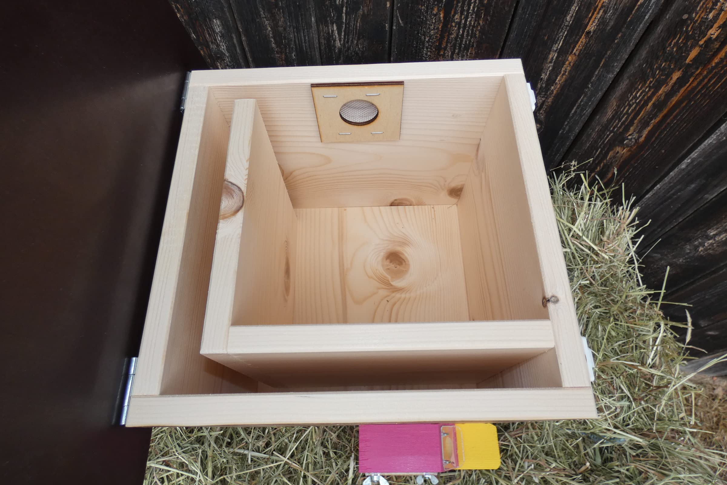 Hummelkasten mit Wachsmottensperre, Sichtfenster und Nistmaterial Wetterfest Bienenhaus Hummelhaus Nistkasten Hummelvilla Bienen Insektenhaus (Edel Geflammt)