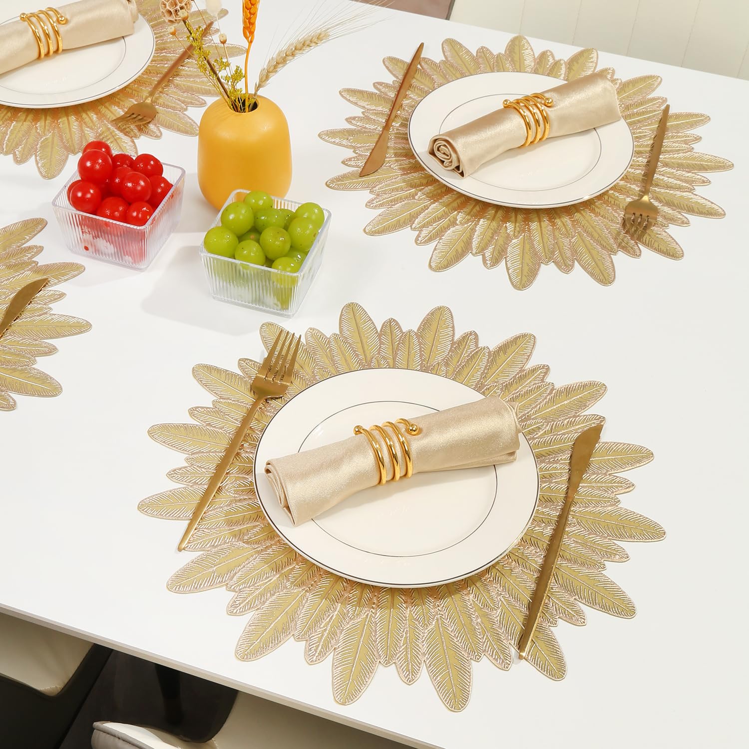 Salvamanteles Lavables, 4 Manteles Individuales y Posavasos Navideños Lavables de PVC con Plumas Tejidas Manteles Individuales de Papel de Aluminio Dorado Manteles Decorativos Resistentes al