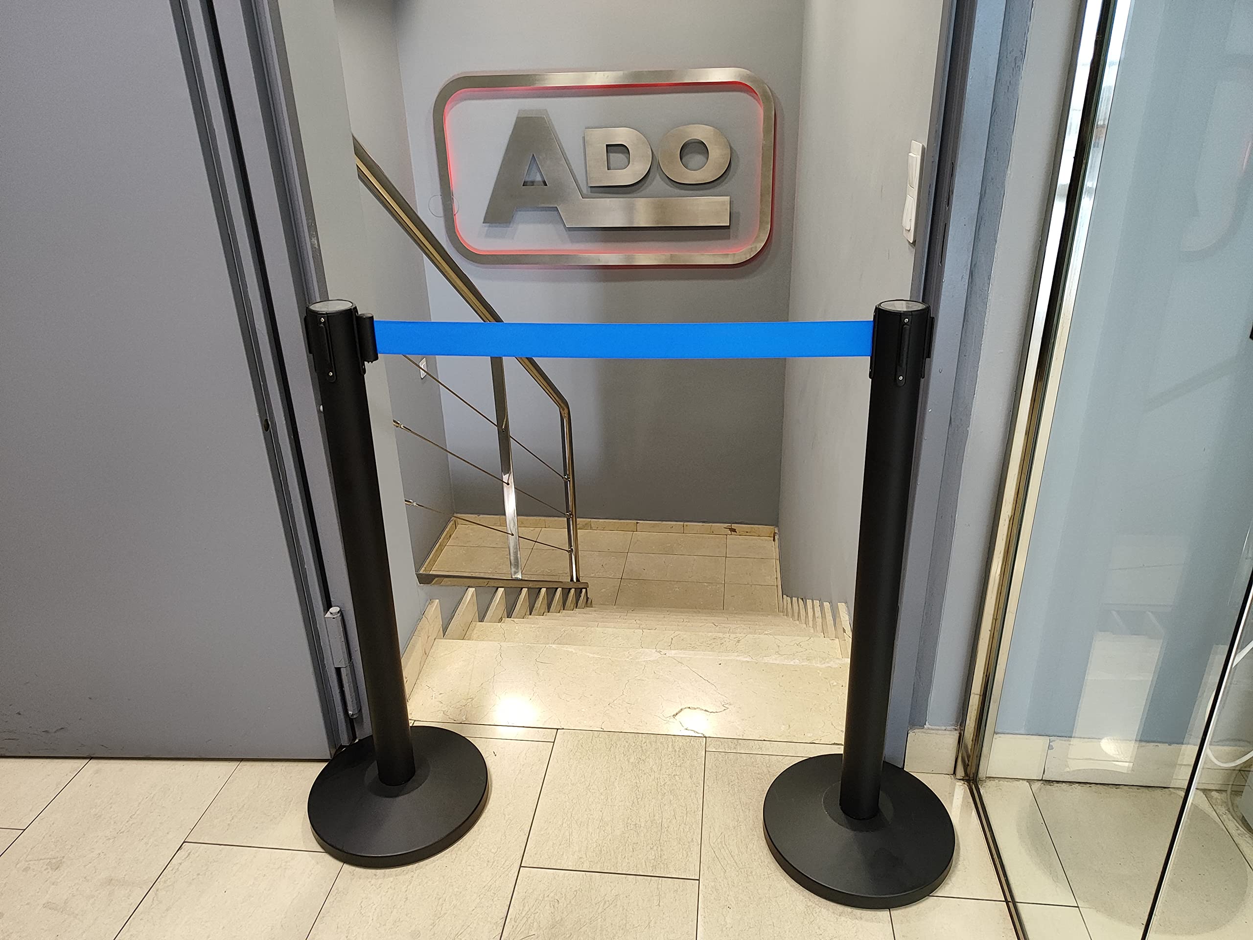 ADO Poste separador de hierro lacado negro con Cinta Extensible Azul 3m Delimitador de paso retráctil