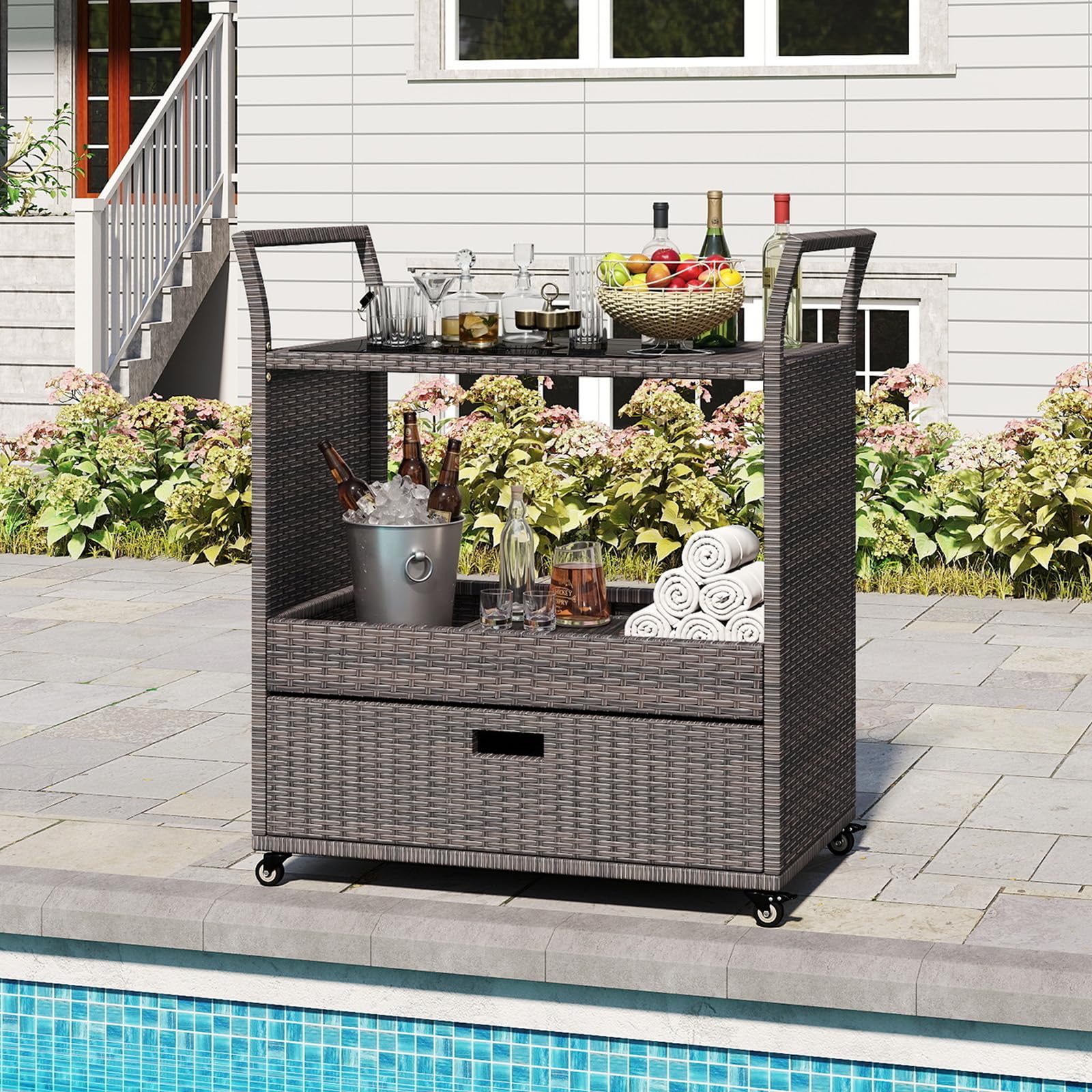 GIANTEX Chariot de bar d'extérieur avec roues, chariot de service en rotin avec étagère en verre trempé, étagère de rangement et tiroir amovible pour véranda, jardin et bord de piscine