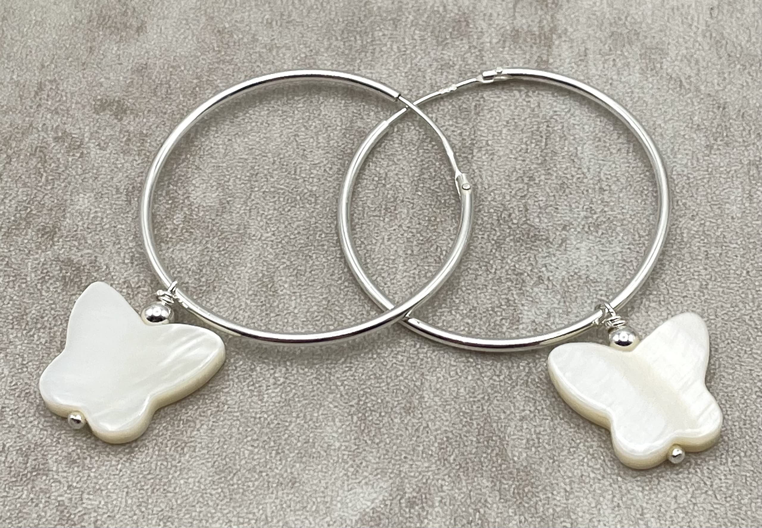 Orecchini con Farfalle in Madreperla, Cerchi Diametro 30 mm, Pendenti in Argento 925, Gioielli Estate, Bijoux Minimalisti, Made in Italy,